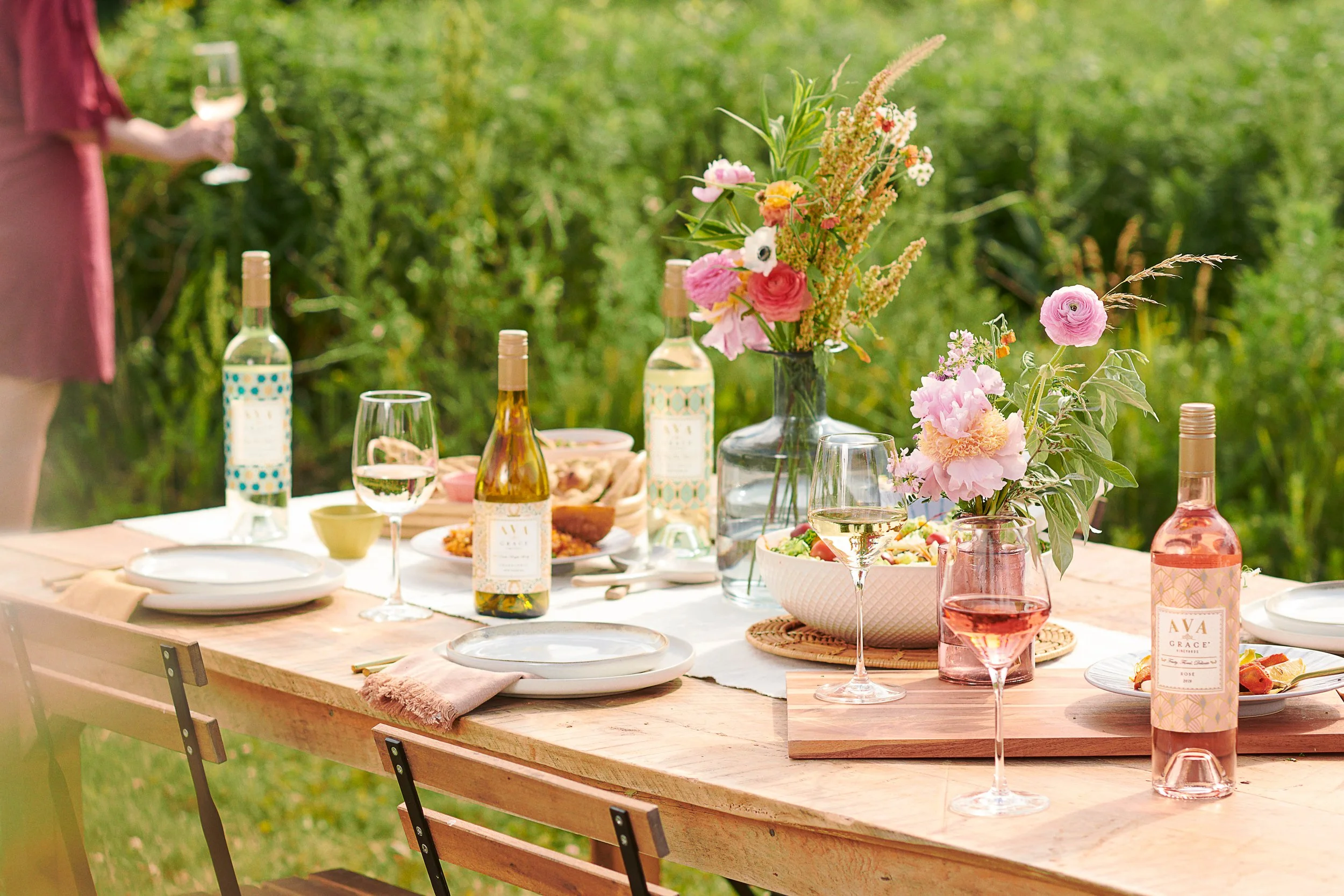 022_20AvaGraceLifestyle_DinnerParty.jpg