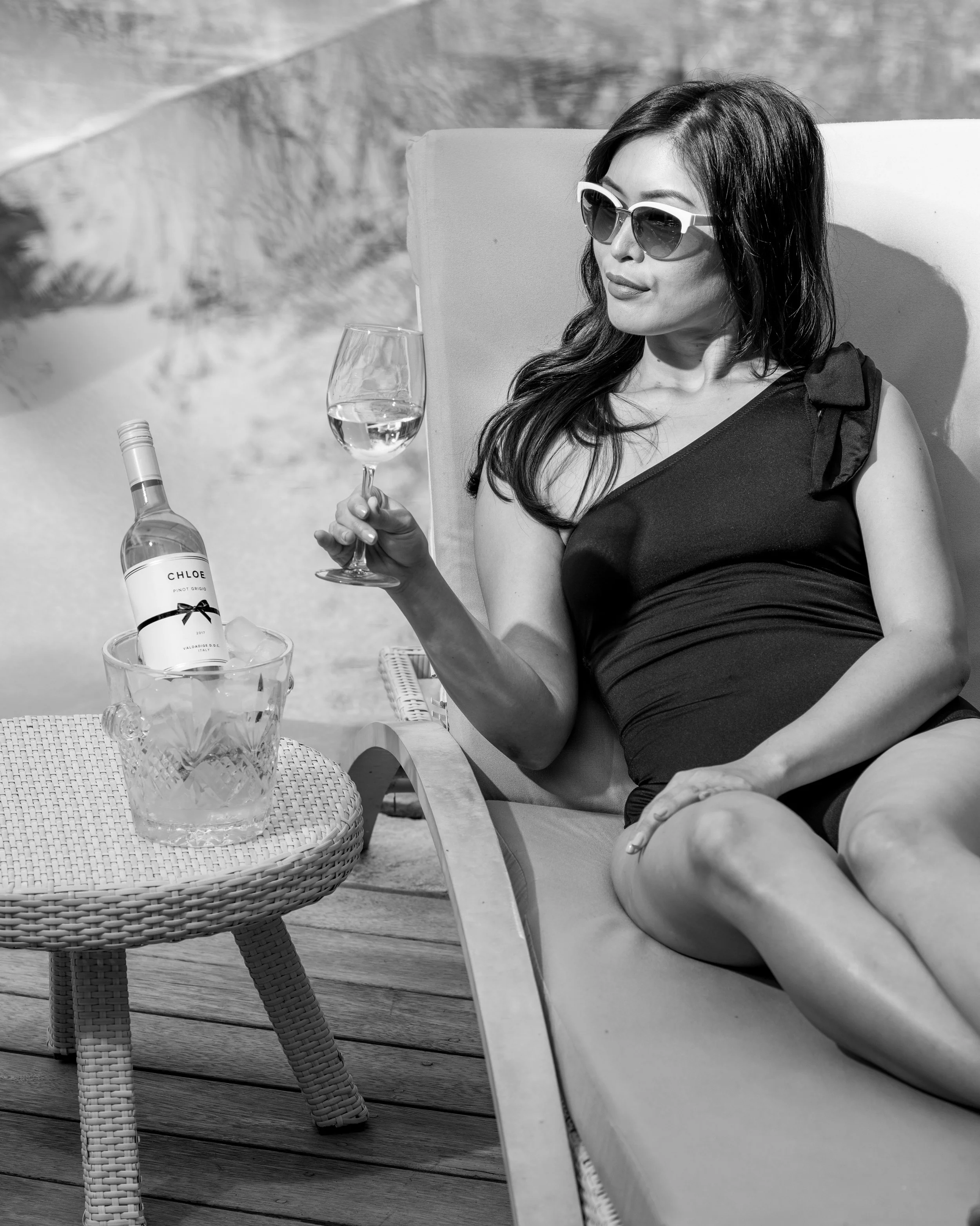 19Chloe_July_PoolsidePinot_Lifestyle_4x5_v2.jpg
