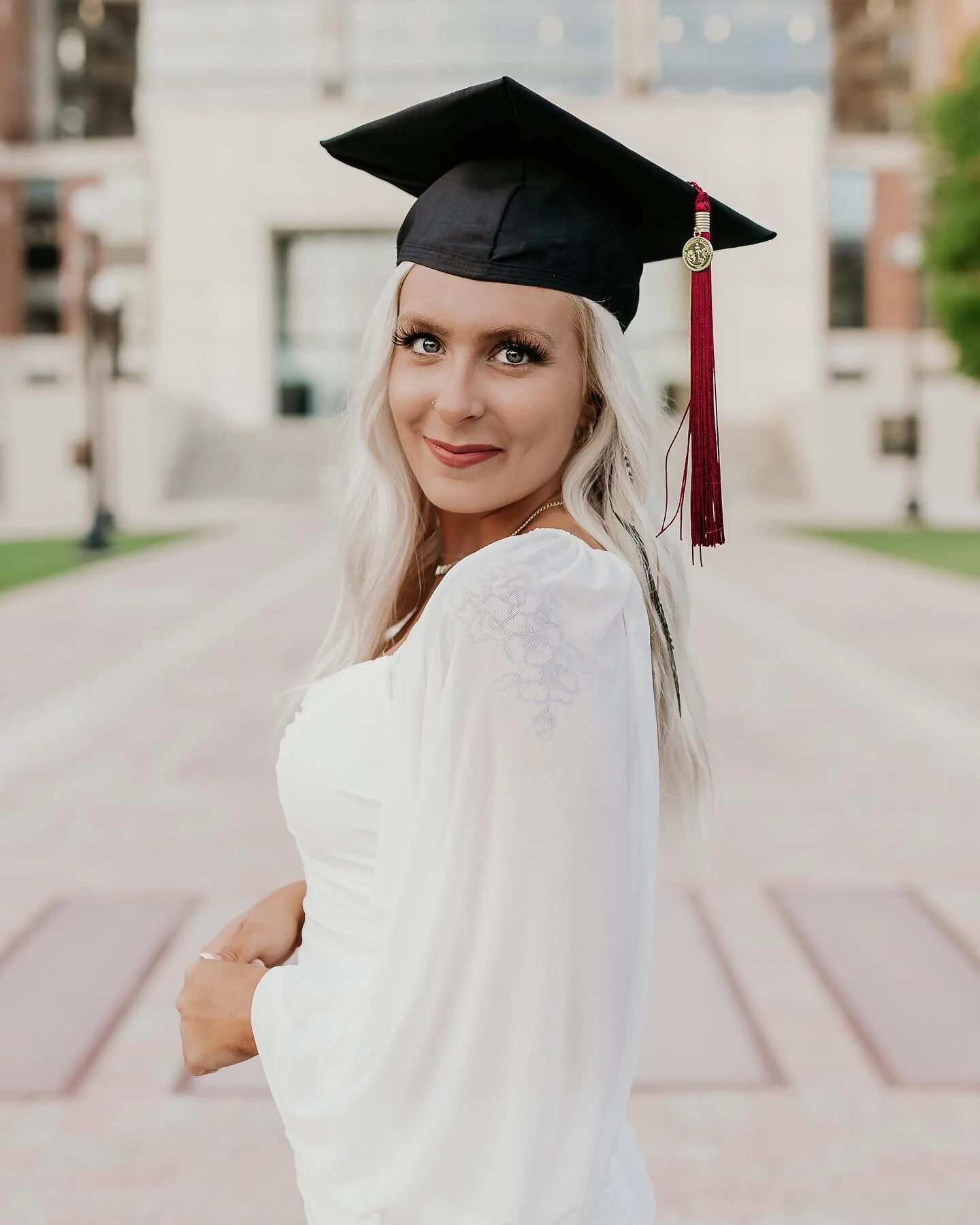 Beautiful Arianna🎓✨ Fall &lsquo;22 sessions officially begin this week, &amp; I am beyond excited! I have a few spots left for Sept. &ndash; Dec., so schedule your grad/senior sesh soon☺️
