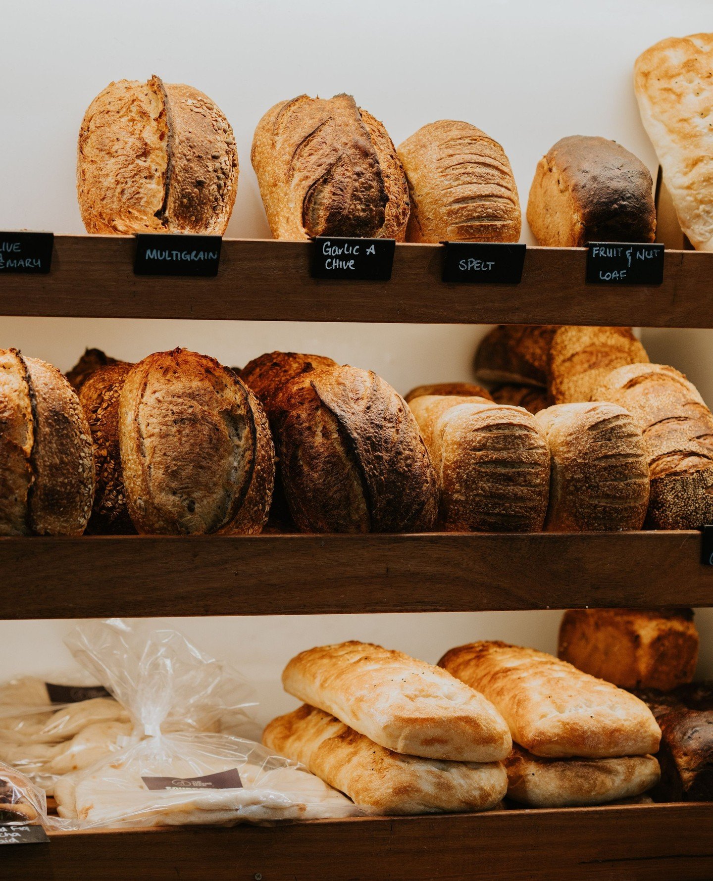 Fully stocked golden goodness, our bread shelf is looking like a dream. From tasty garlic numbers to pillowy Turkish bread to soft spelt, there&rsquo;s a sourdough with your name on it. Duck in and grab your favourite or try a new one! ⁠
⁠
#thebakers