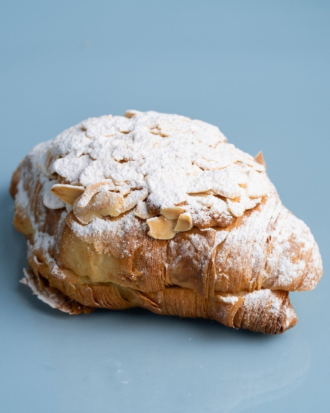 Our almond croissant, buttery layers piled high with toasted flaked almonds and finished with a generous dusting of sugar. A classic for a reason.

Duck in daily 7AM - 4PM 

#toowoombafoodies #croissant #almondcroissant #ae #mf
