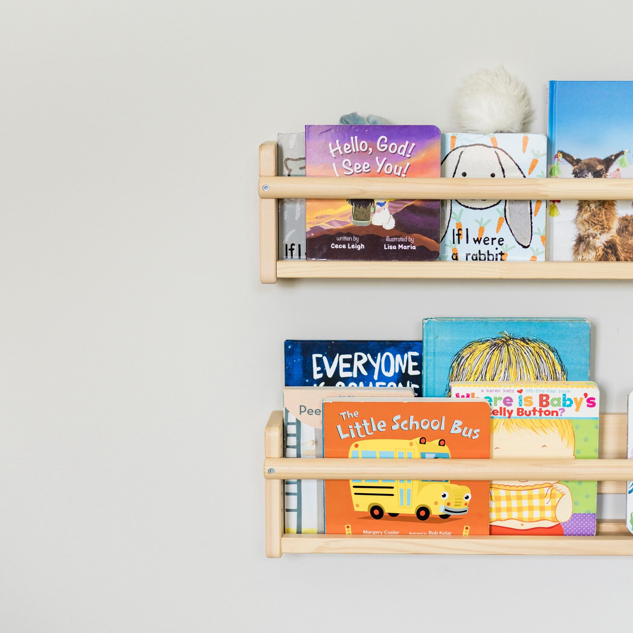 &ldquo;Books train your imagination to think big.&rdquo; &ndash; Taylor Swift

Floating bookshelves are always a great addition to your kid's spaces. 📚

#modernplayroom #millerandgrey #floatingshelves #interiordesignlovers #littlereaders #houstonint