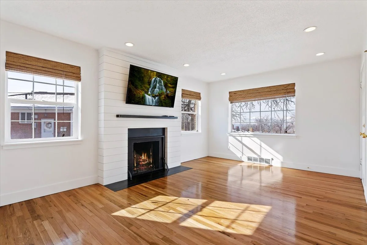 06-Living Room.jpg