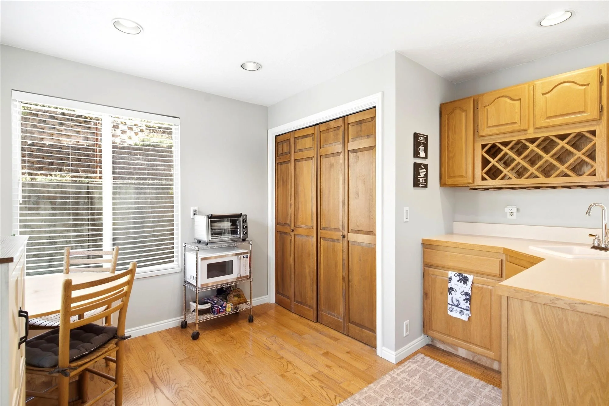 19-Wet Bar.jpg