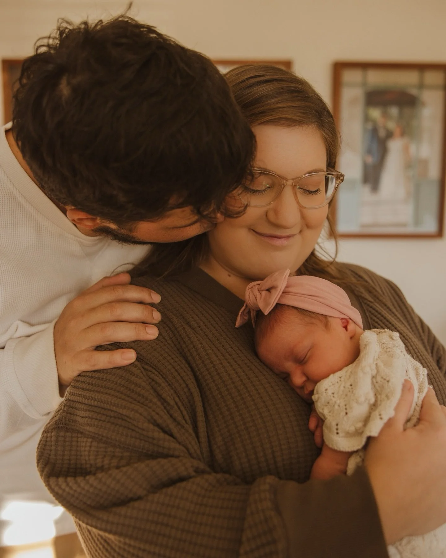 Long overdue since little Ruby is now almost a year old (how?!) but this cozy in-home newborn session still melts me. The quiet snuggles, tiny fingers, and soft sleepy moments will always have my heart 🤍

If you&rsquo;re welcoming a new babe soon, j