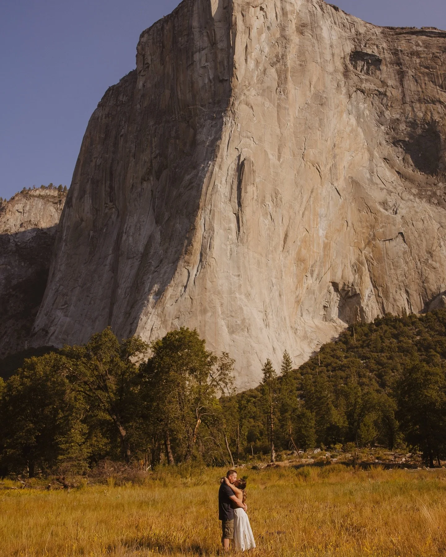 Went full undercover mode for this one&hellip;. beanie, hoodie, the whole stealth look.
My bright pink + orange hair wasn&rsquo;t exactly subtle for a surprise proposal at sunrise, but somehow I pulled it off.

Trekking through the reeds, freezing in