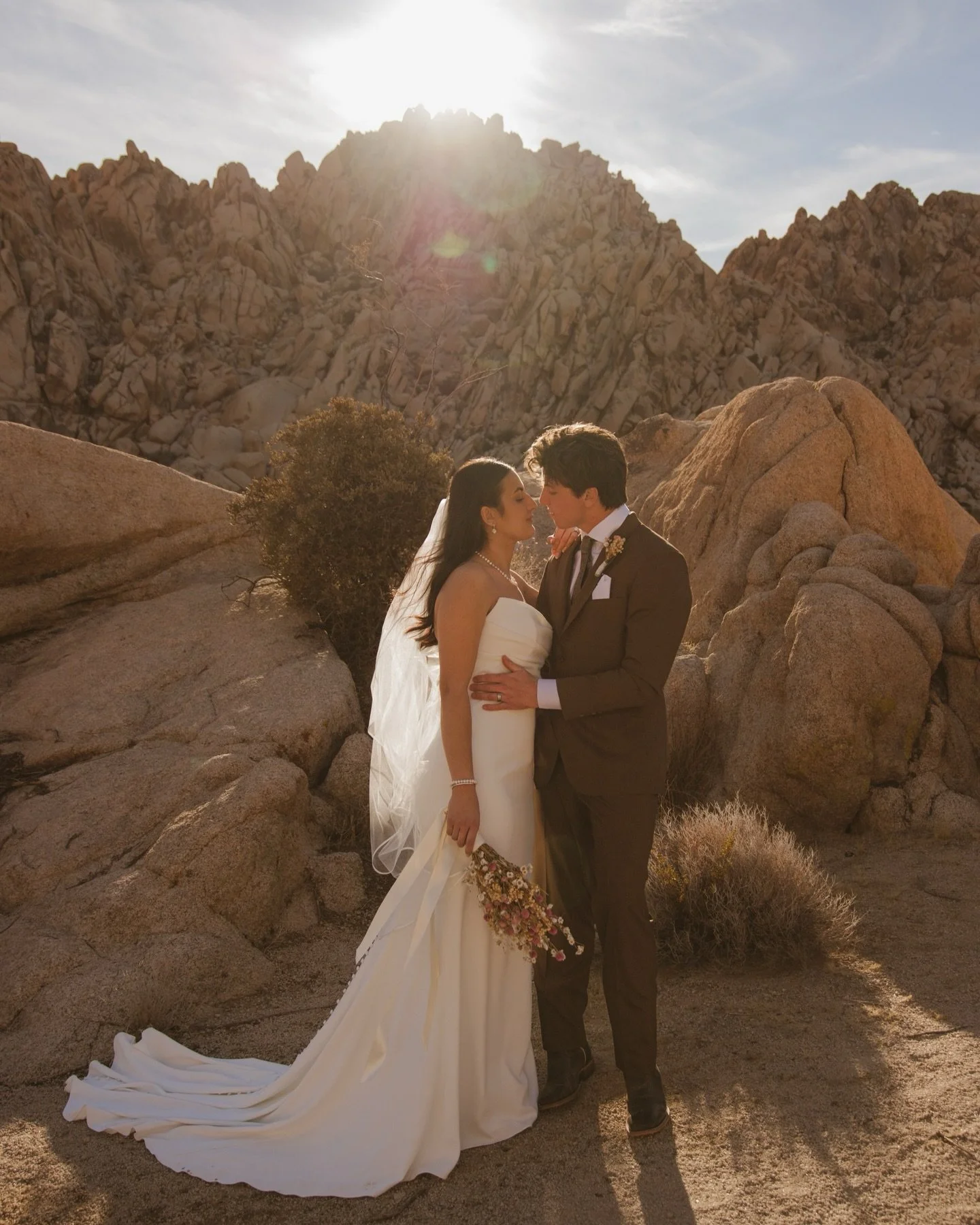 Small and intentional weddings have been speaking to me lately.
There is something about the pace, the realness, and the way every moment actually breathes.

Hannah asked all their guests to wear neutrals and it could not have fit Joshua Tree more pe