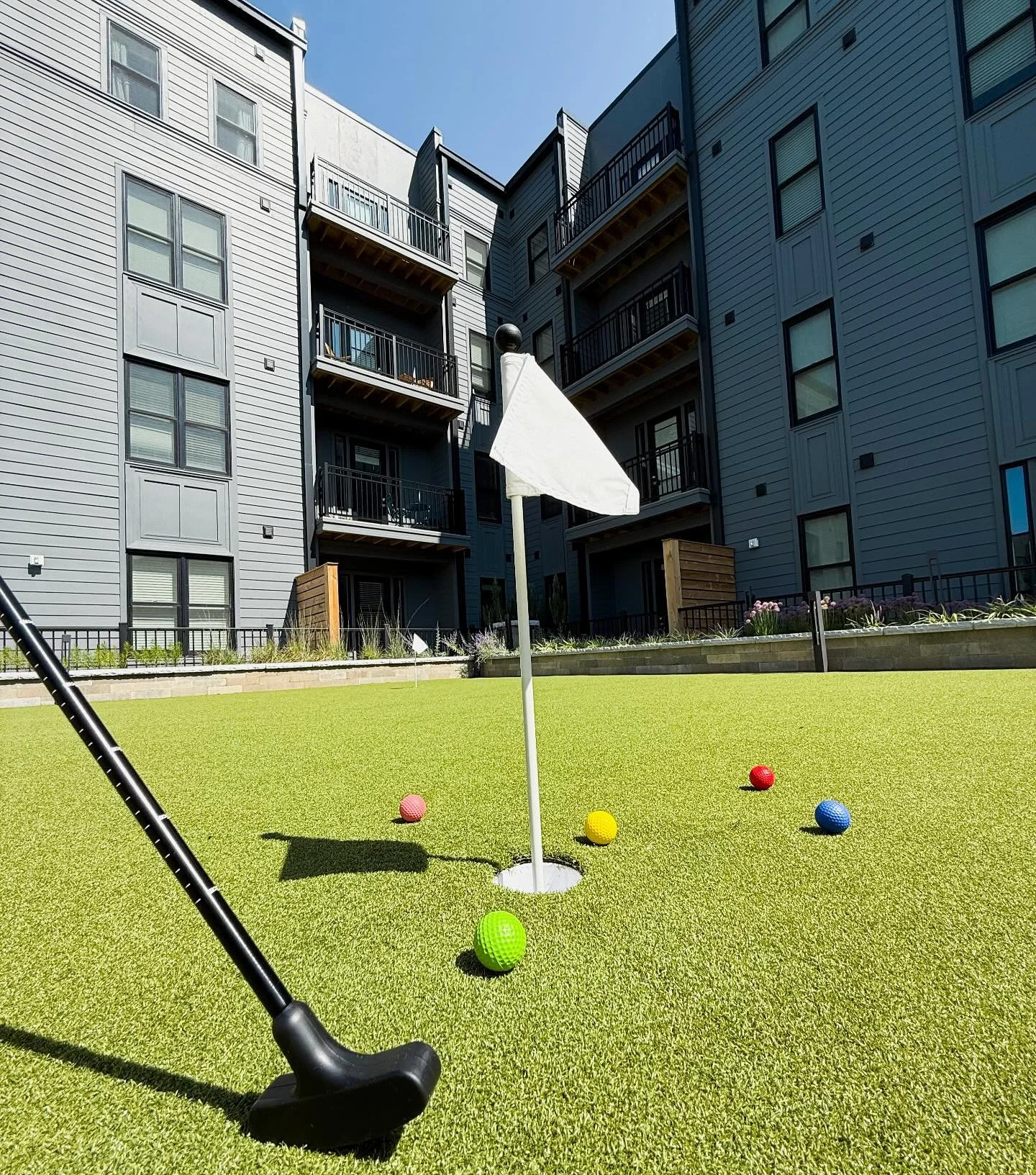 Where the greens meet the skyline. Rooftop golf, anyone?

#columbus #columbusohio #italianvillagecolumbus #luxuryhousing
