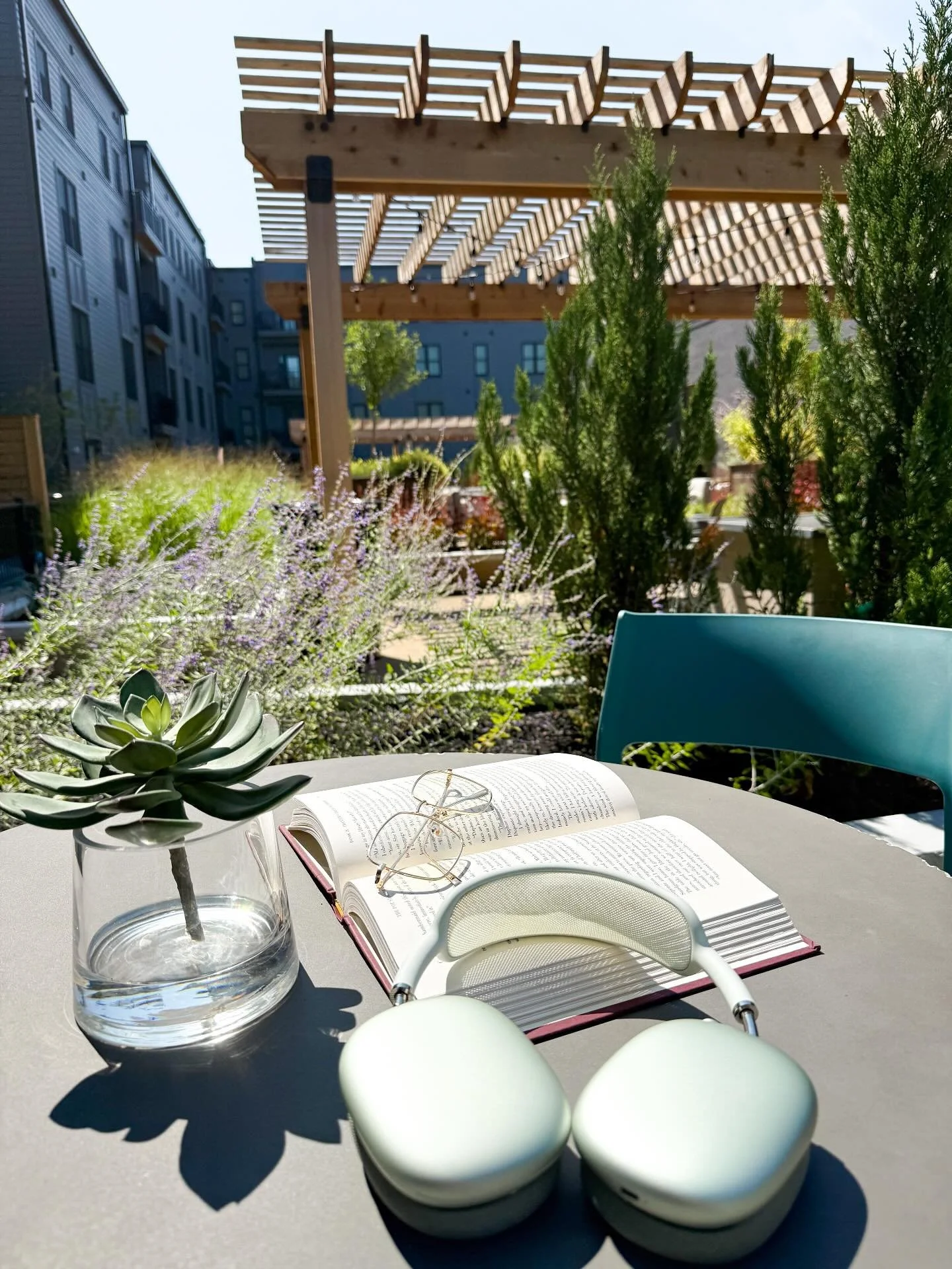 Check in with yourself today! What do you need right now? Rest, support, movement, stillness? Honor that. Soak up the sun and take care of your mental health here at Lusso!