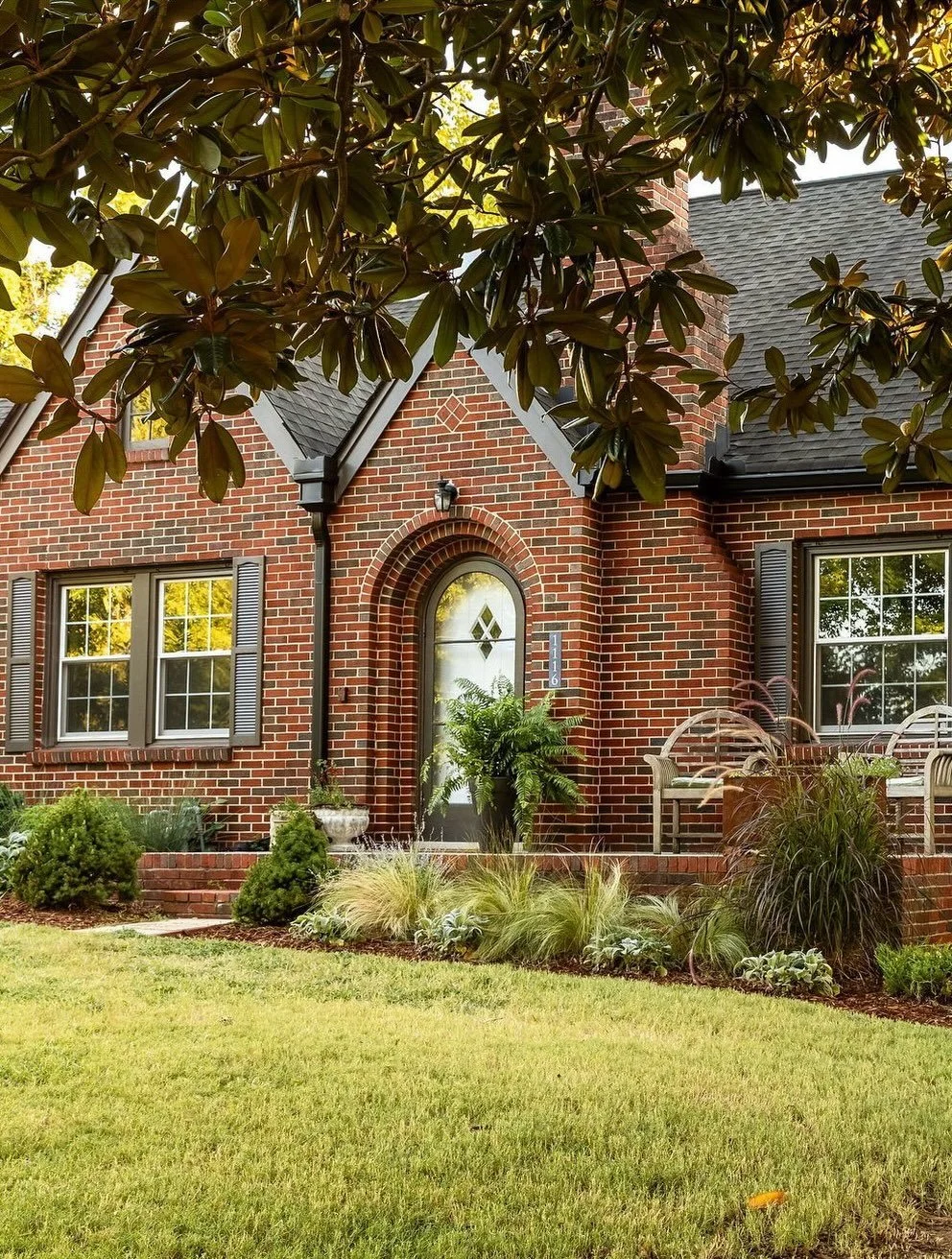 Apparently our preferred color palette in listing photos is: olive, warm wood, charcoal, terracotta, and every possible shade of green. 🤩

This 1940 Tudor in Inglewood feels collected instead of decorated. Moody walls. Original character. Big, comfo