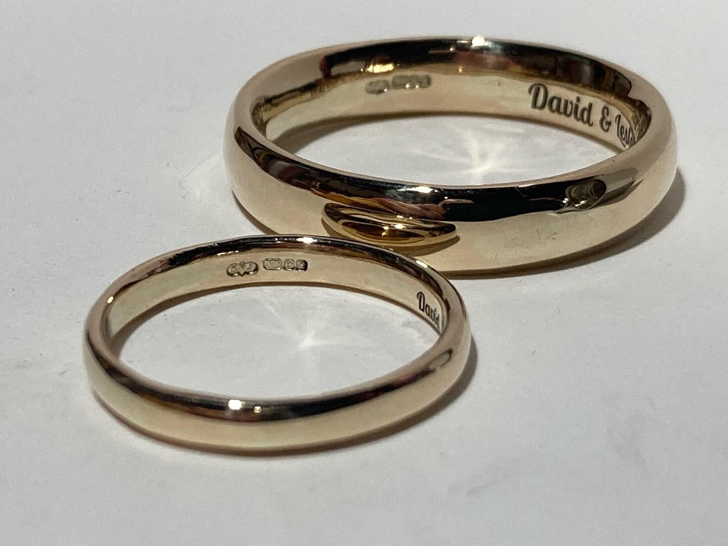 💥 Gold Wedding bands 💥

Slightly petrifying to be asked to make weddings rings!!!

Also very honoured to be given the task and to be involved in something so special. 

A very lovely couple asked me to make their matching 9 karat court wedding band