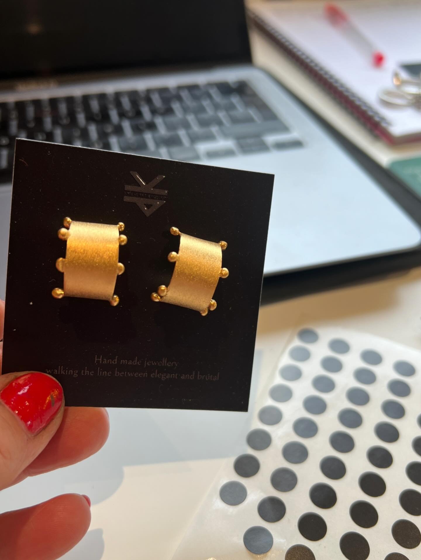 ❤️&zwj;🔥Photo dump of the week❤️&zwj;🔥

1) Golden granulated chunky hoops off to a new home

2)Birthday party 🥳Spinning ring workshop

3)Learning a new skill 

4)That&rsquo;s a wrap! Six week beginners/improvers course @elmsliehousemalvern finishe