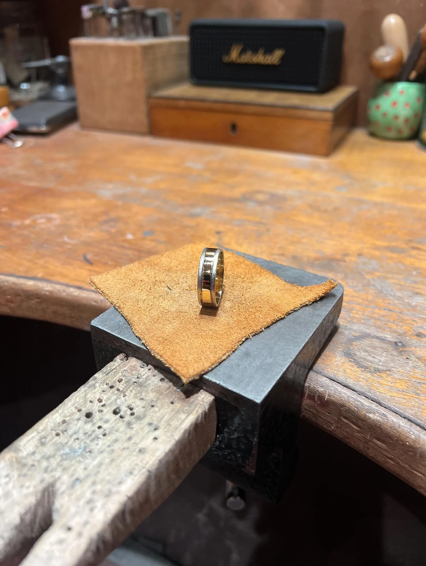 ❤️&zwj;🔥Friday offerings

❤️&zwj;🔥18ct yellow &amp; gold wedding band with polished centre and satin finish 

❤️&zwj;🔥made with tons of love and quite a bit of swearing as I&rsquo;m not used to working in gold and couldn&rsquo;t understand the flo