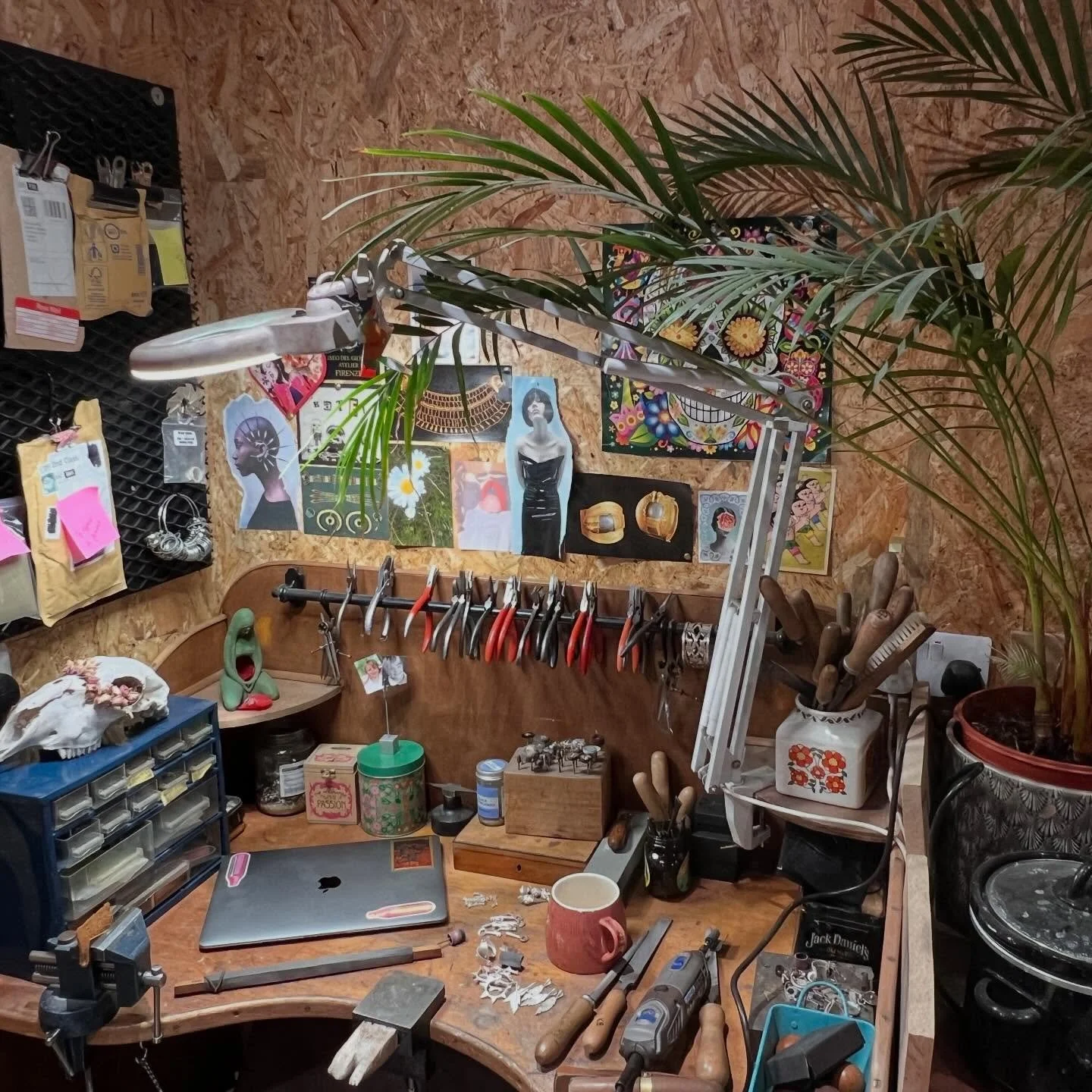 The workbench 

I&rsquo;ve been cleaning up casts today ready for a jewellery fair @courtyard_arts on 21st February. Please come along and say hello or keep an eye on my stories on the day if you live far away

Process of making my weird alien/skelet