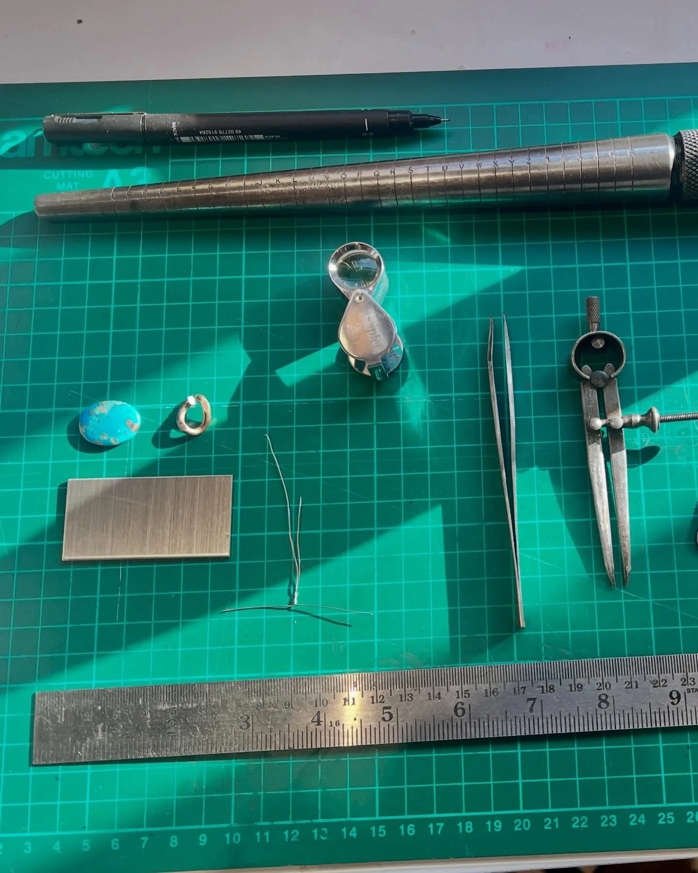 A rare precious glimpse of of sunshine coming through the workshop window this week. Then 🌧️ and then more 🌧️. 

Hallelujah I have a new commission come in, with this BEAUTIFUL turquoise stone with gold running through it&hellip;. Which I bought fr