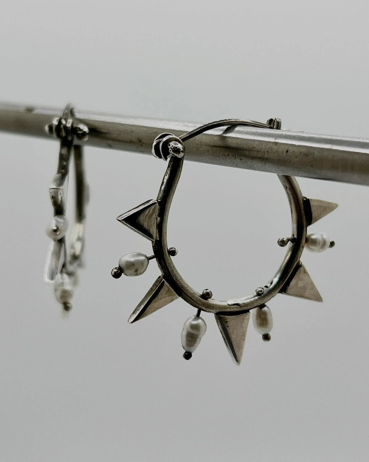 🎉NEW🎉

Small Spiky hoops with fresh water pearls&hellip;. 

Either Peacock freshwater pearls or white rice freshwater pearls&hellip;. You choose!

Now live on the website&hellip;.. 

&pound;175

BUT 

if ur a newsletter subscriber you can get 20% o