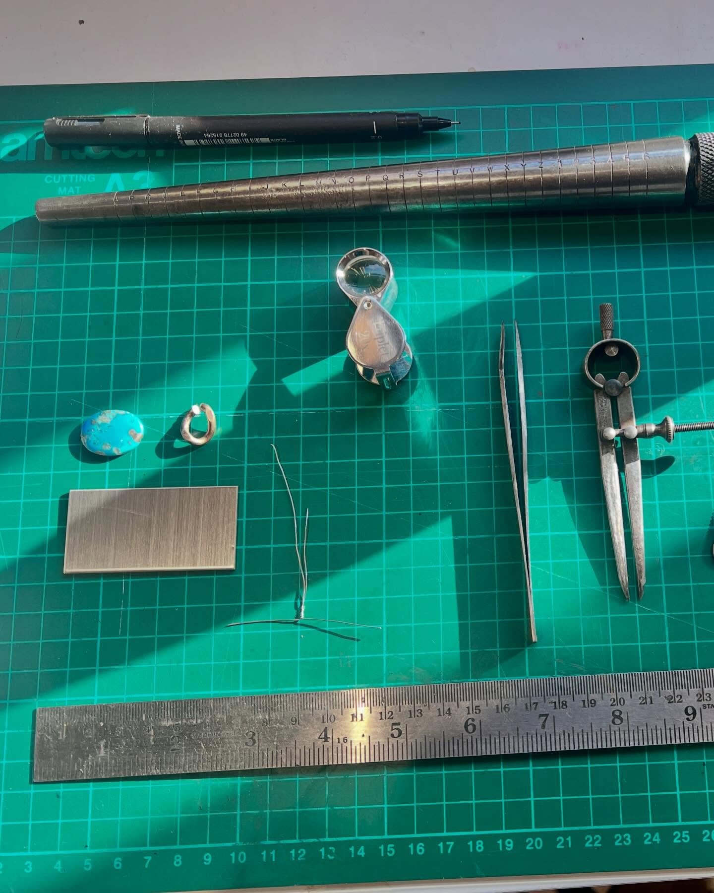 A rare precious glimpse of of sunshine coming through the workshop window this week. Then 🌧️ and then more 🌧️. 

Hallelujah I have a new commission come in, with this BEAUTIFUL turquoise stone with gold running through it&hellip;. Which I bought fr