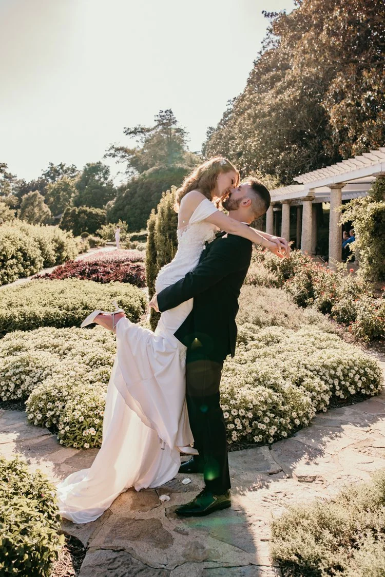 bride+and+groom+kiss+maymont+gardens+richmond+virginia.jpg