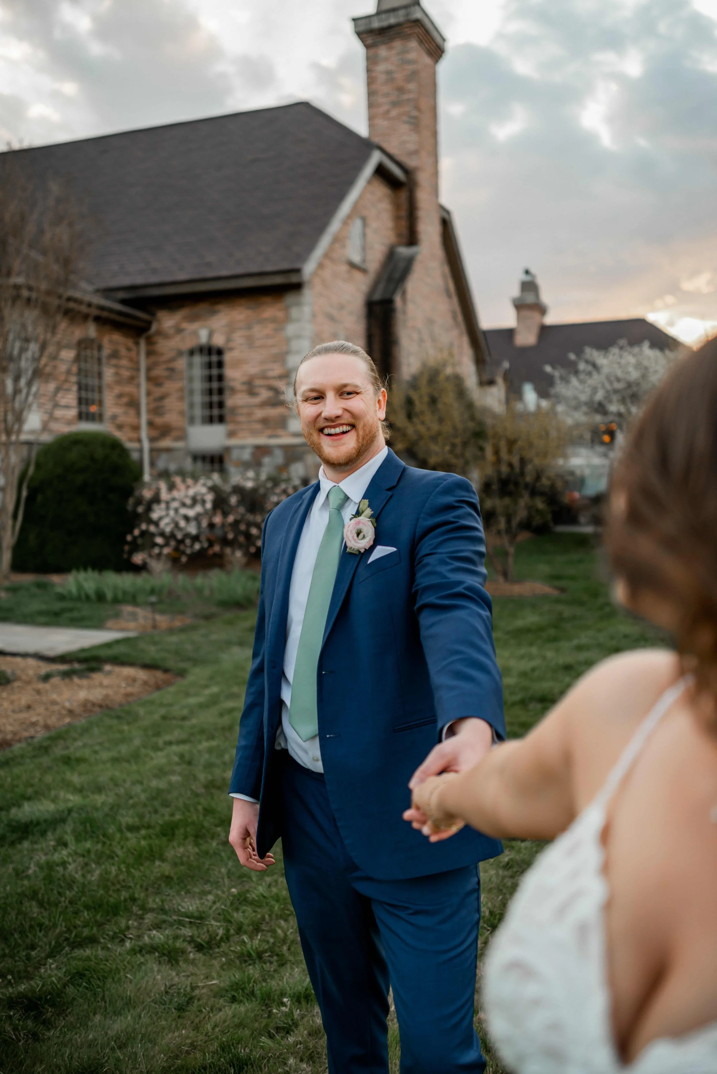 groom+smiling+wedding+pose+richmond+virginia.jpg