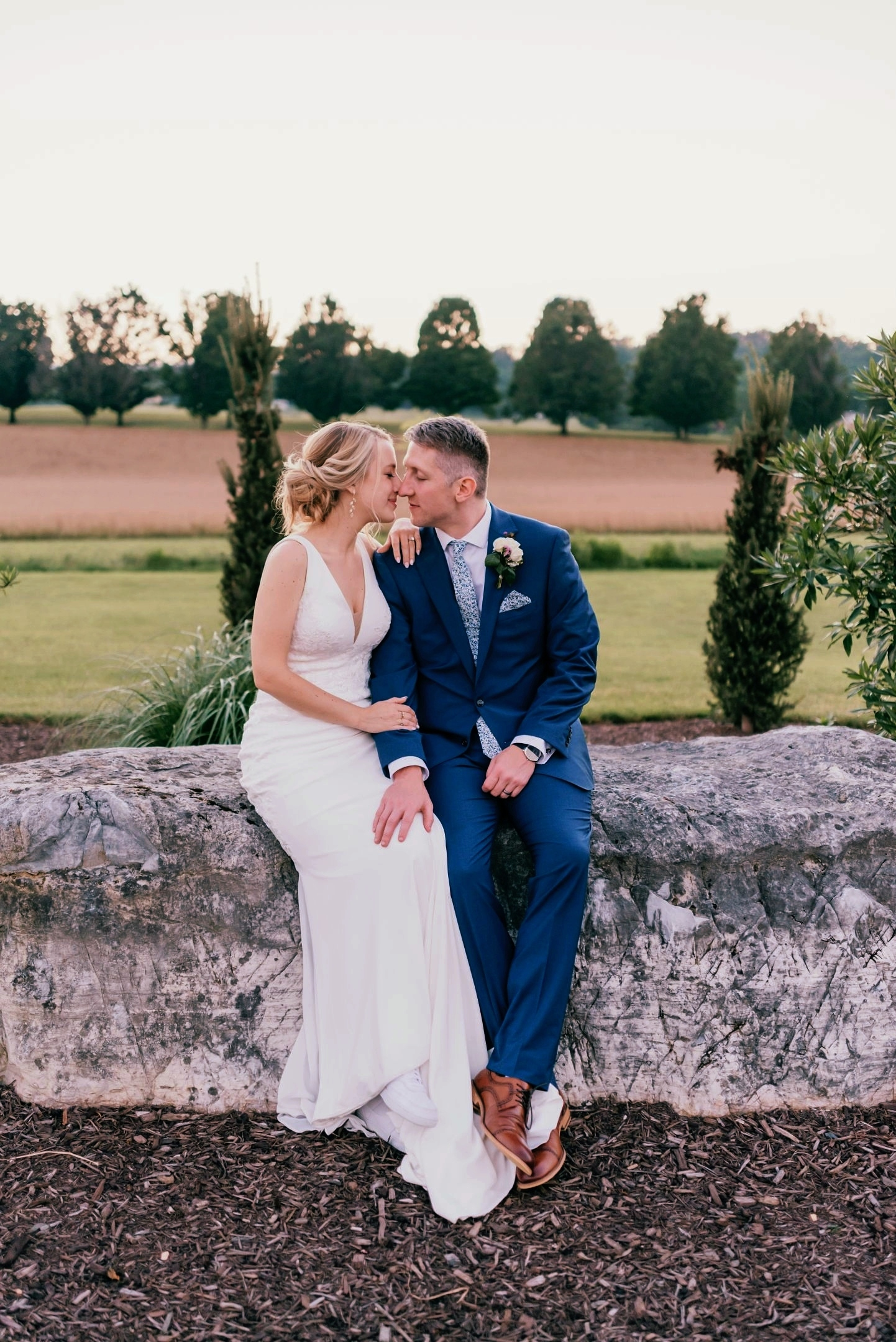 sitting+bride+and+groom+wedding+pose.png