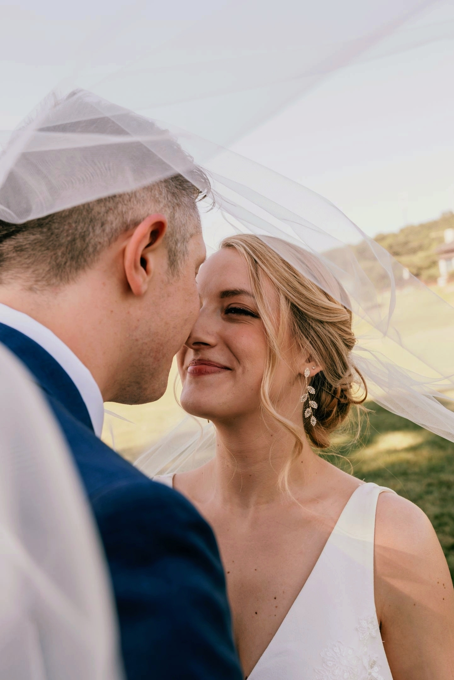 kiss+photo+bride+and+groom.png