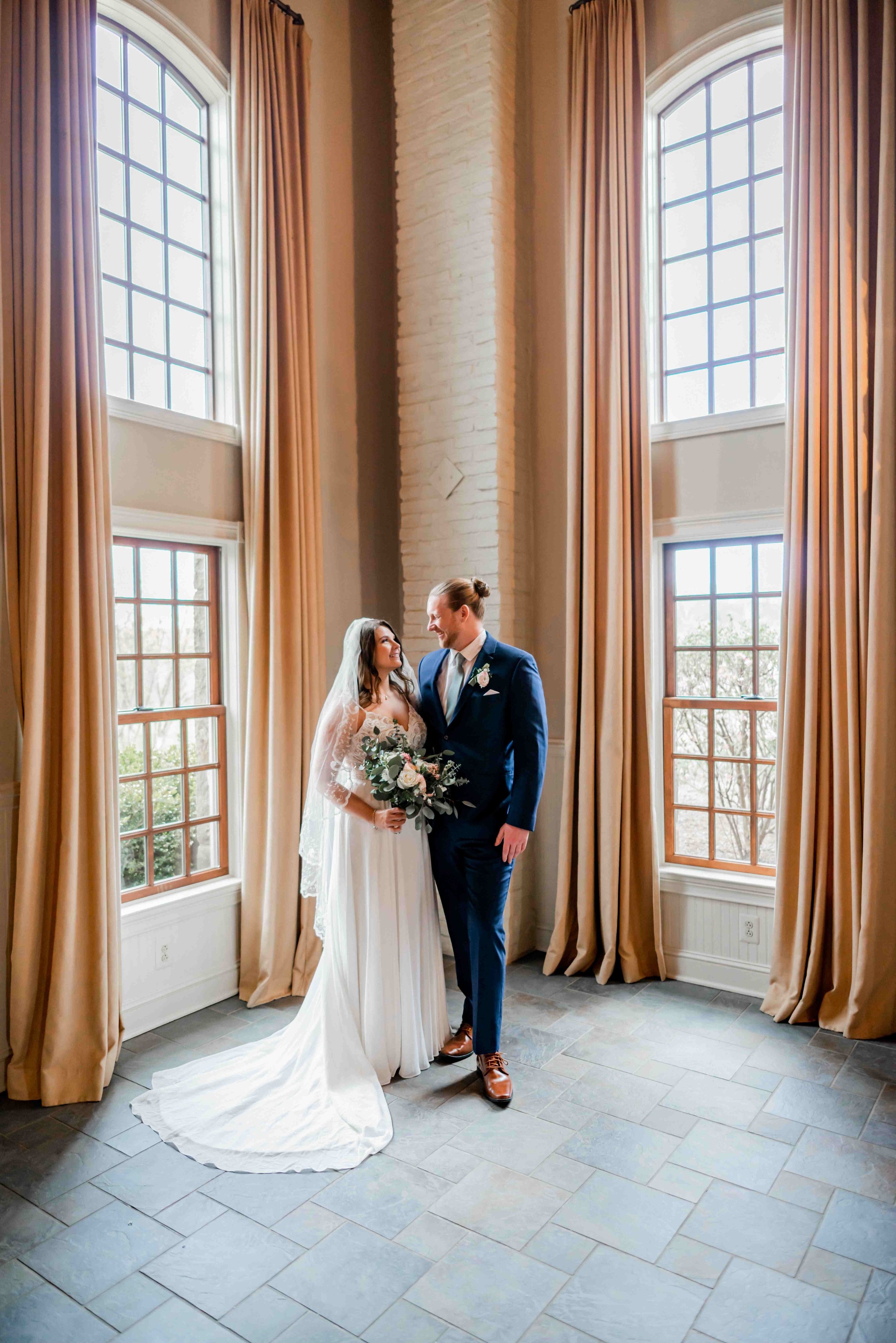 Bride+and+groom+poses+richmond+virginia.jpg