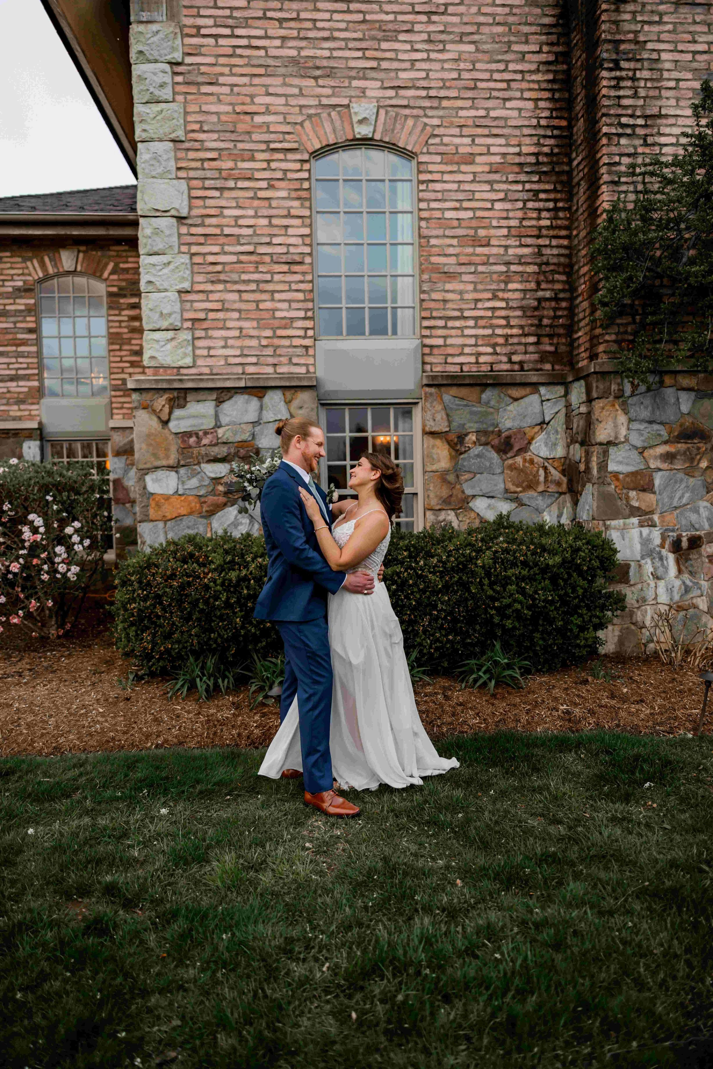 Groom+bride+wedding+pose+richmond+va.jpg
