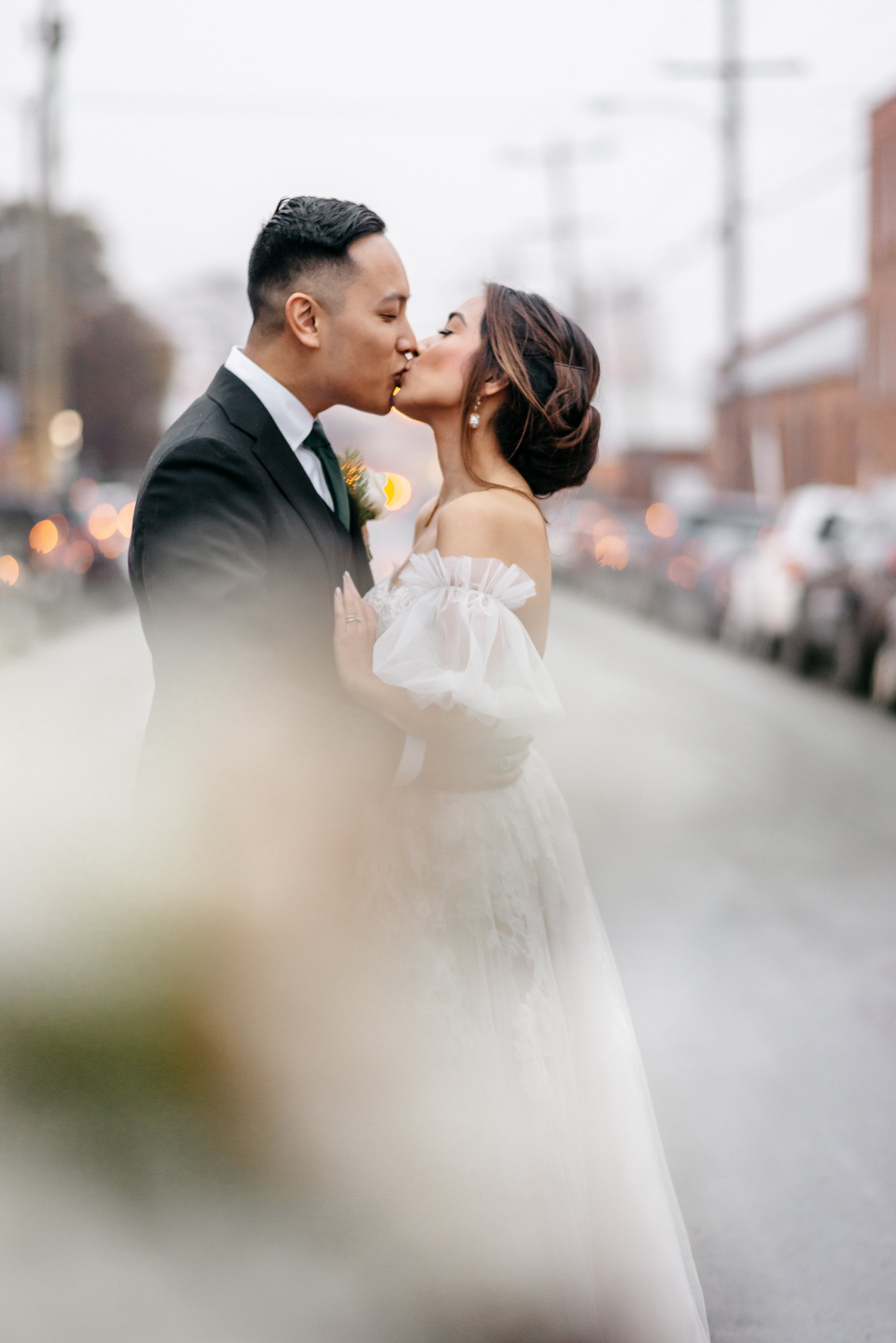 natural wedding photography in richmond virginia kissing
