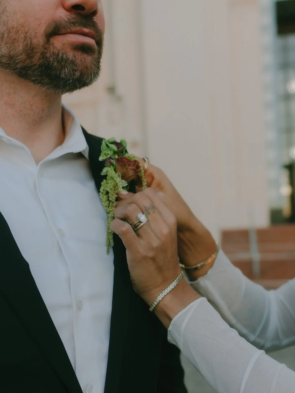 Boutonni&egrave;res: proof that the smallest details can make  the biggest impact✨
&bull;
#dearcleoflorals
