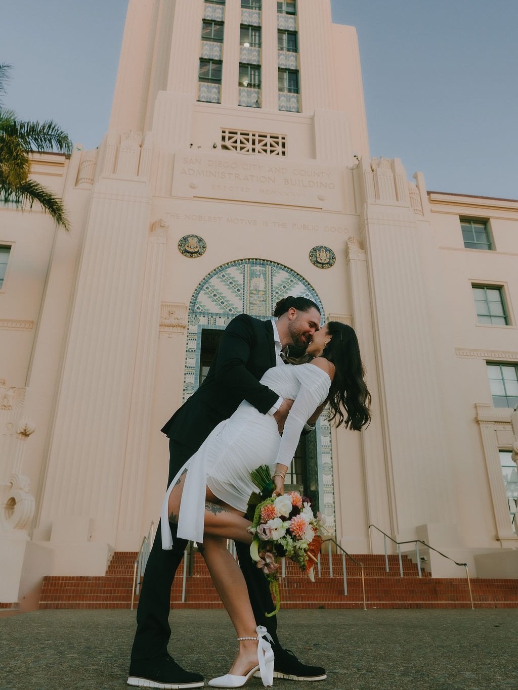 Honestly obsessed with the sweet simplicity of a courthouse wedding ✨
&bull;
#dearcleoflorals