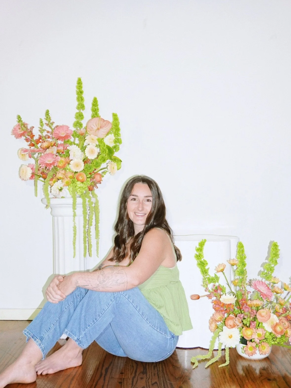 Hey there 👋🏼 and happy New Year. 

I&rsquo;m Katelyn, the face behind Dear Cleo, Florals. If you&rsquo;re new here, welcome!

A few fun facts about me:
1. This is my side hustle. Mon-Thurs I&rsquo;m an interior designer and drafting artist, while F