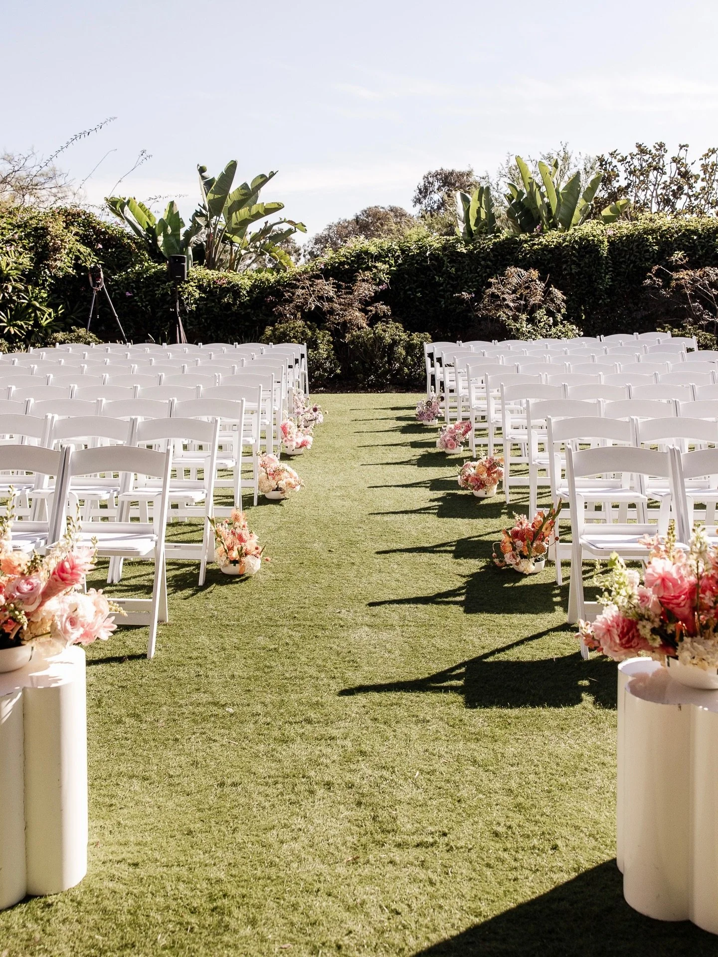 The path to &ldquo;I do,&rdquo; dressed up in blooms 🌷✨
&bull;
🌼 | @dearcleo_ 
📸 | @katrinamariephoto 
✏️ | @goldenbeecelebrations 
🌳 | @sandiegobotanicgarden 
&bull;
#dearcleoflorals