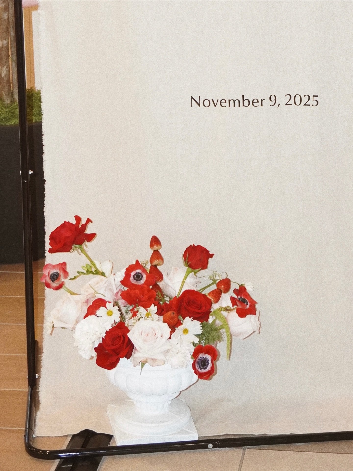 Berry sweet blooms for a berry sweet babe 🍓🌹
&bull;
#dearcleoflorals