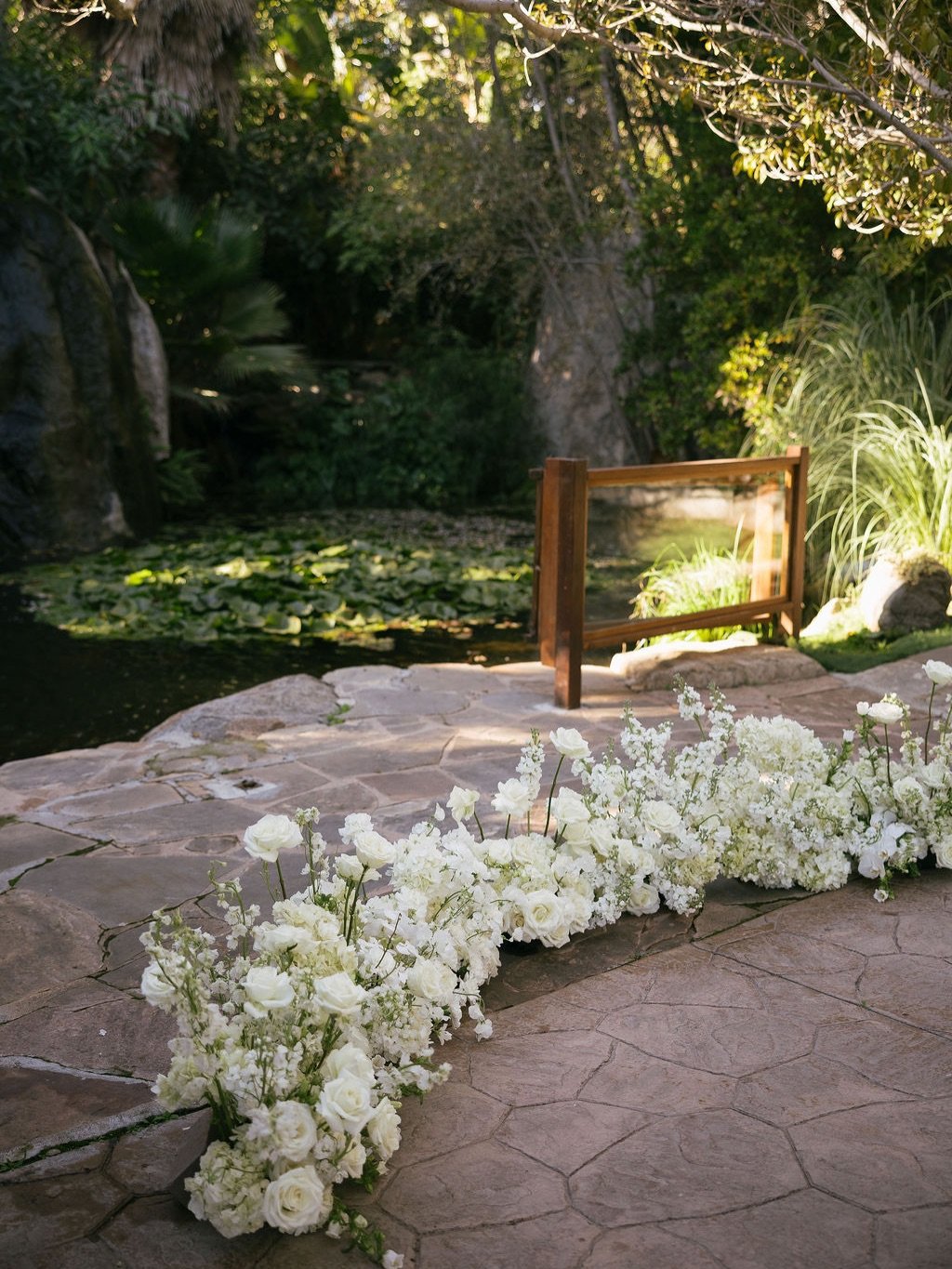 Keeping it timeless 🕊️🌿
&bull;
#dearcleoflorals