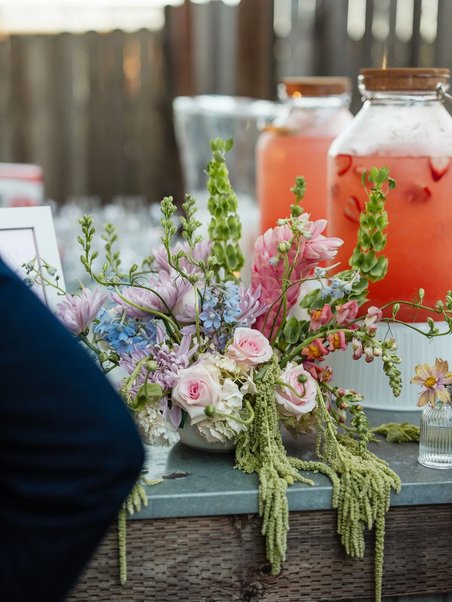 Just some fun details that add a little POP to your big day 💍✨
&bull;
#dearcleoflorals