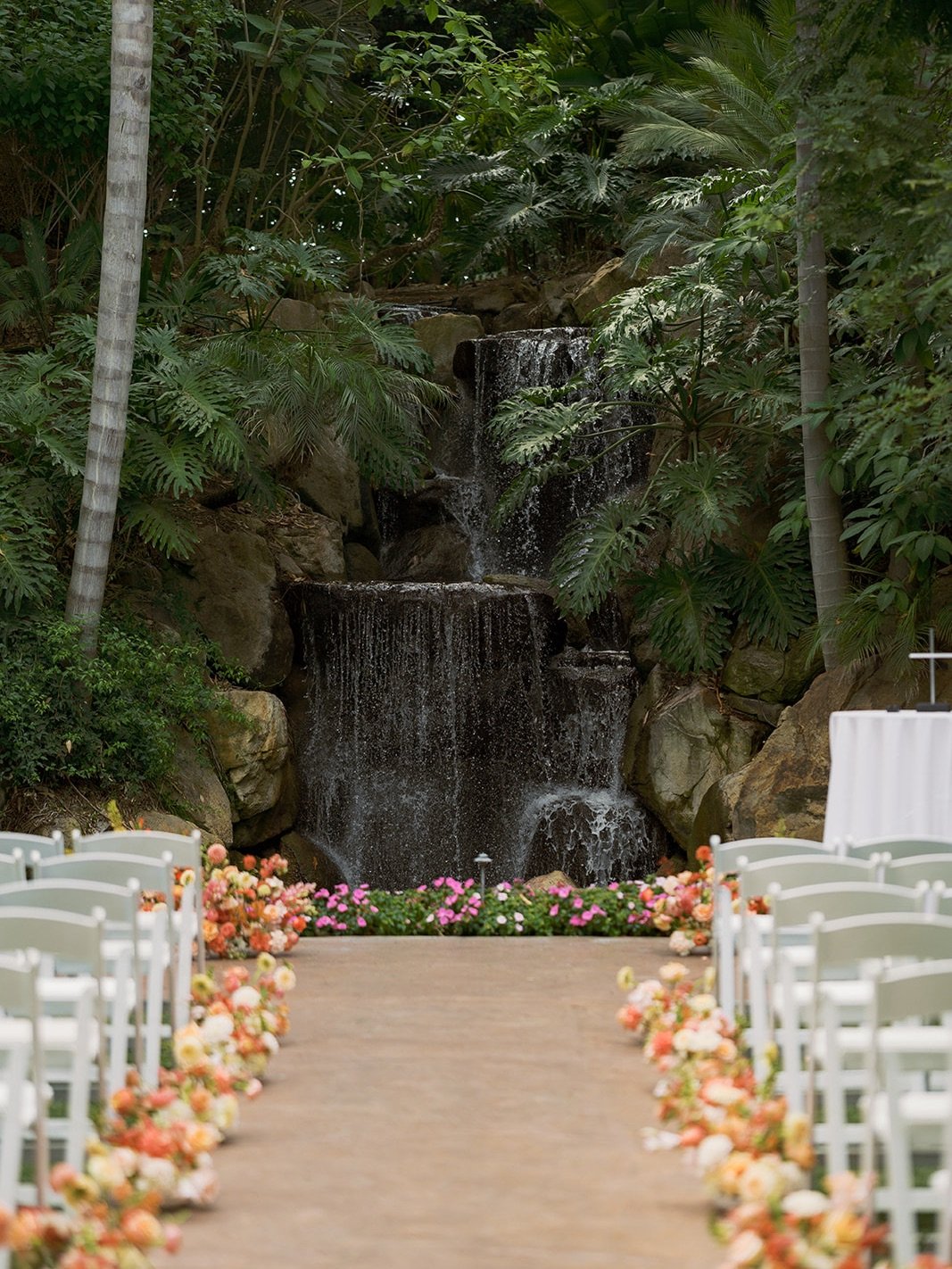 Mikayla + John 🌷🍊✨
4&bull;26&bull;26
&bull;
📸 | @pamelatatz 
🌴 | @grandtraditionestate 
&bull;
#dearcleoflorals 
#sandiegoflorist