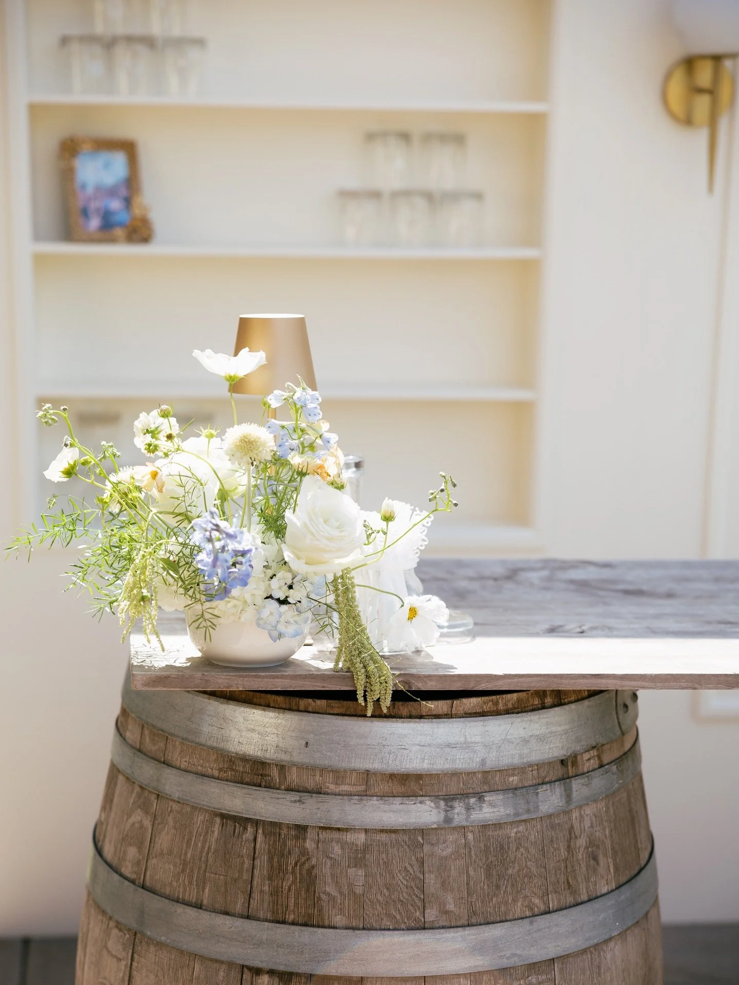 A sweet summer soir&eacute;e by @brianaleephoto ☀️
&bull;
#dearcleoflorals 
#sandiegoflorist