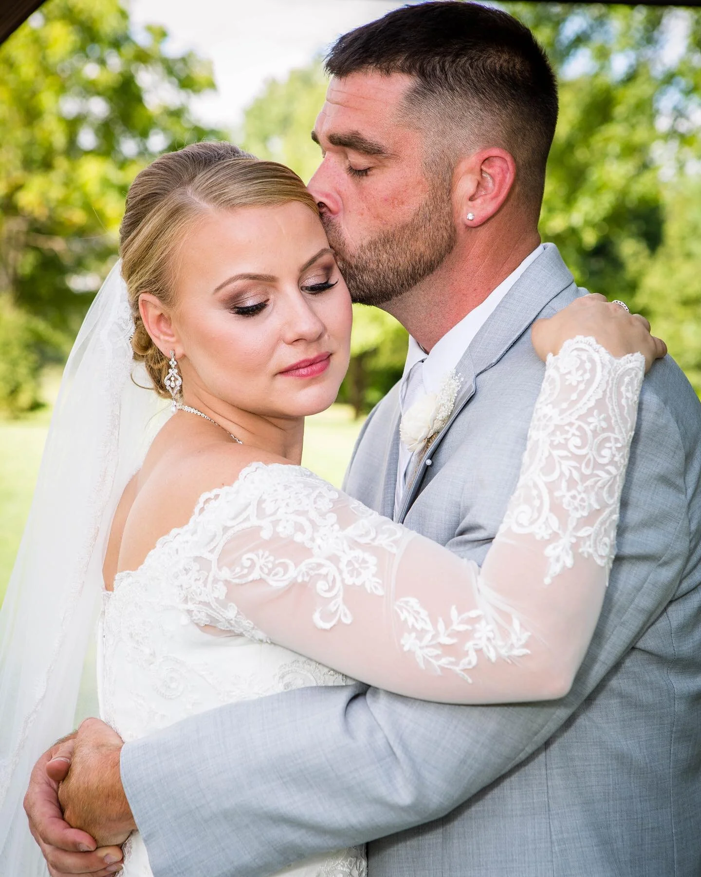 Happy Anniversary @janonne.reynolds ❤️ #detroitweddingphotographer #detroitwedding #detroitweddings #seniorportraits #seniorsessions #seniorstyleguide #seniorshoot #midwestseniorphotographer #Sony #sonya7iii #createdtocreate #sonyphotography #sonyalp