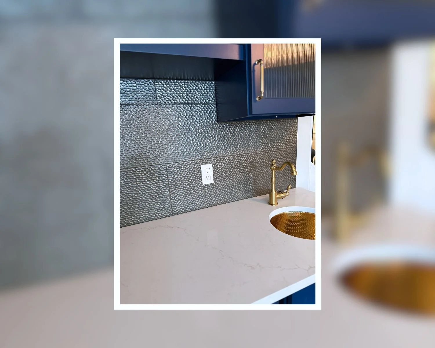 Wet bar with textured tile