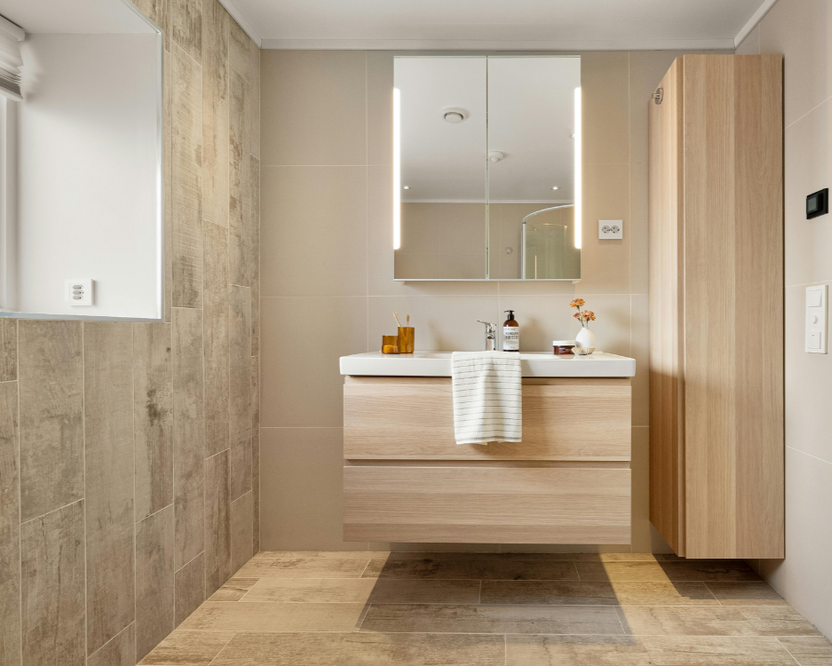 Floating vanity design in a small modern bathroom to maximize space