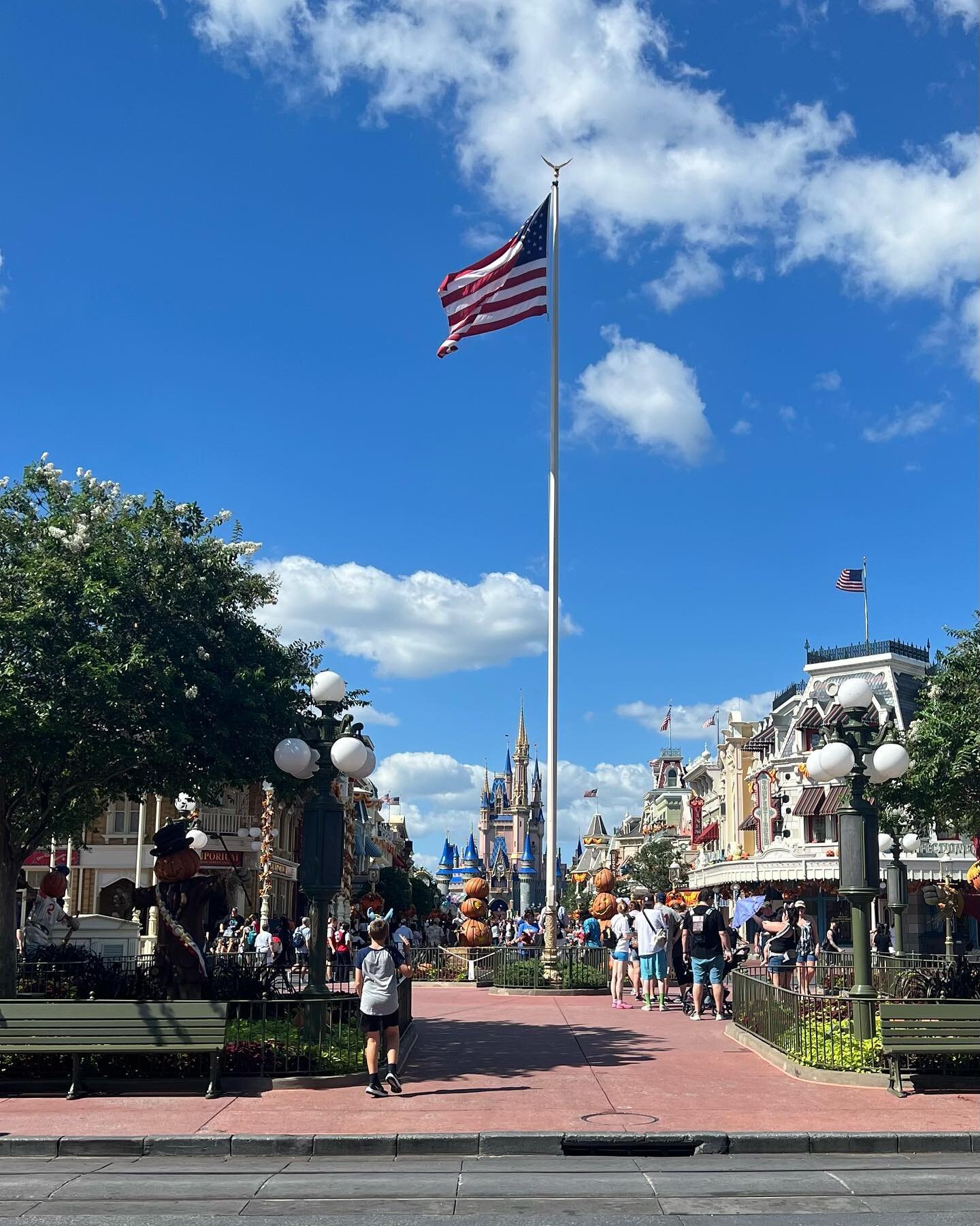 Labor Day weekend crowd update from Magic Kingdom. Crowds at Magic Kingdom are not bad at all, and it&rsquo;s been very easy getting Genie+ reservations. It&rsquo;s hot 🥵, but other than that it&rsquo;s hard to beat this for a holiday weekend at Dis