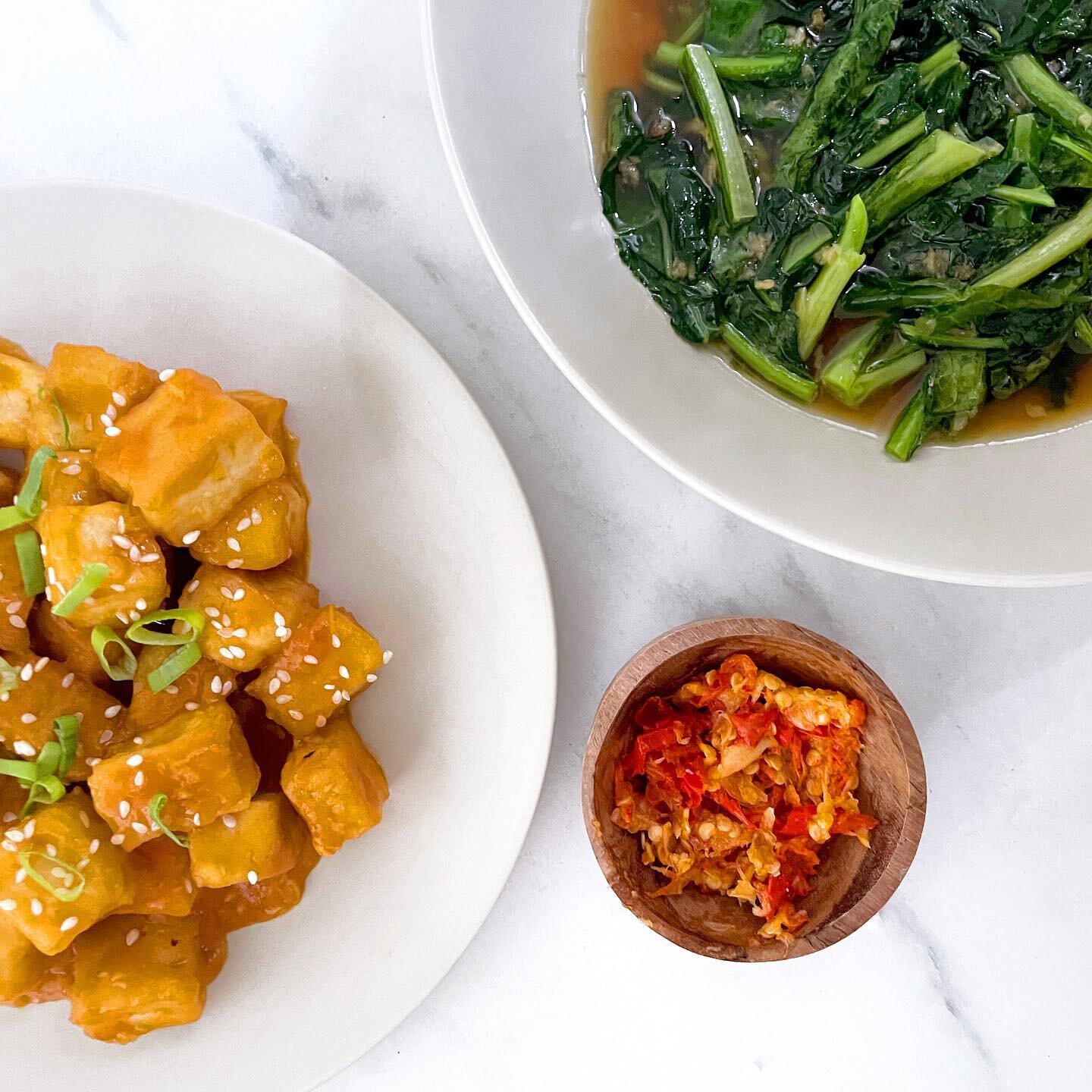 For lunch:

Sticky orange glazed tofu recipe by @pickuplimes, simple kale stir fry and sambal ❤️

#veganfood #vegan #plantbased #plantbasedfood #veganjakarta #winnyeatsvegan #veganindonesia