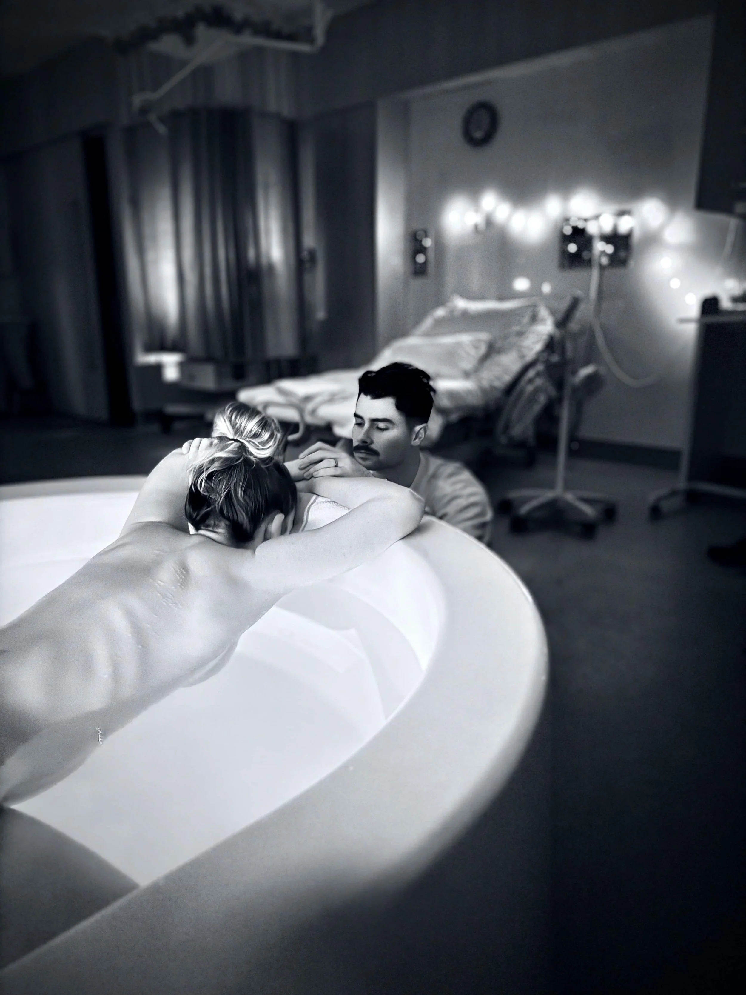 Coffs Harbour birth doula supporting a labouring woman in birthing pool and partner in a birth suite