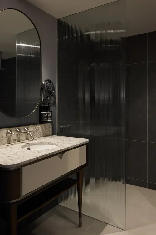 ROOM712+1453_BATHROOM_HR-min.webp
