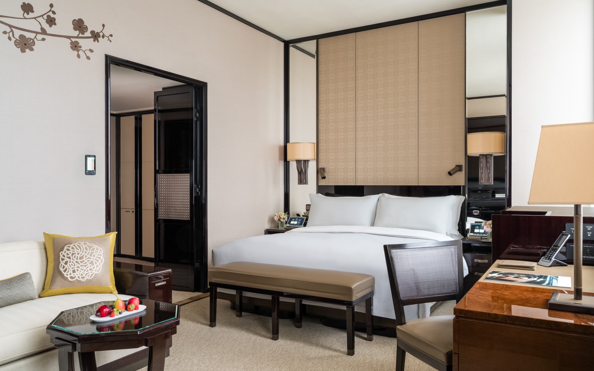 3126-PHK-Shot40-DeluxeCourtyardRoom-02.jpg