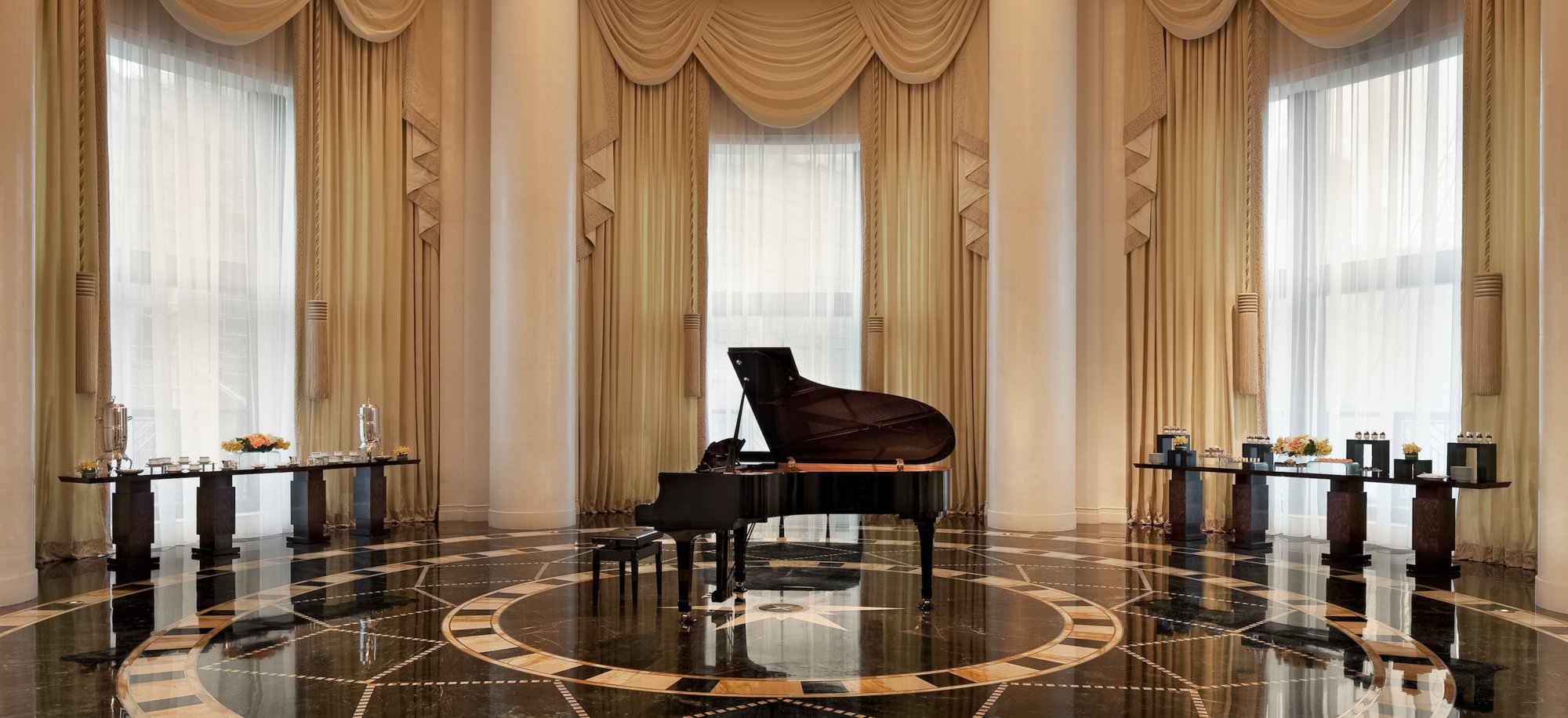 1074-shot16_Ballroom_foyer_106041.jpg