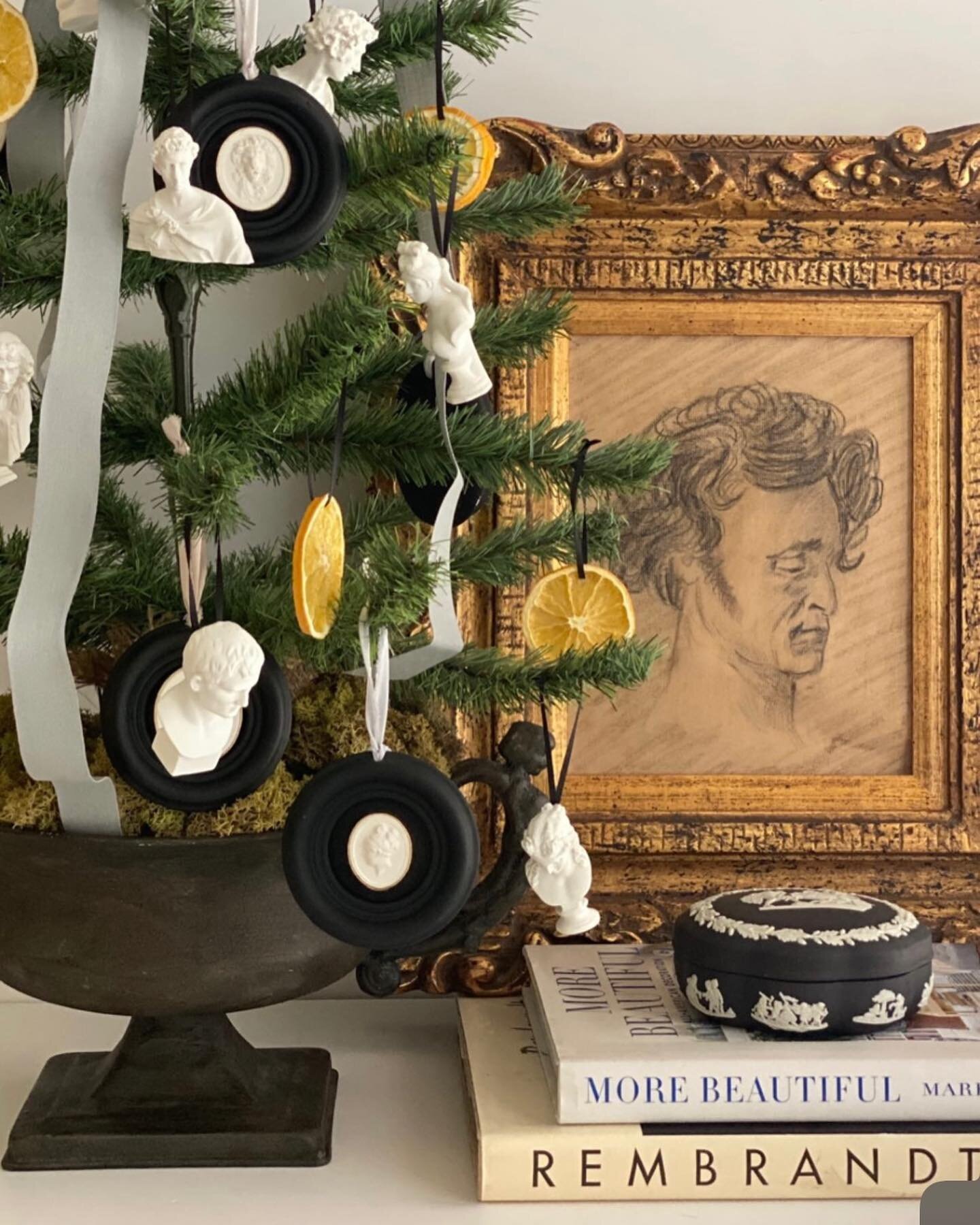 Ornaments are live on shopstatuette.com!
📸: Our Noir ornaments beautifully displayed at the home of @amandacarolofficial

Swipe for a peek at a few of our color options as well 🎄 limited quantities 🤍

#plaster #plasterintaglio #grandtour #jasperwa
