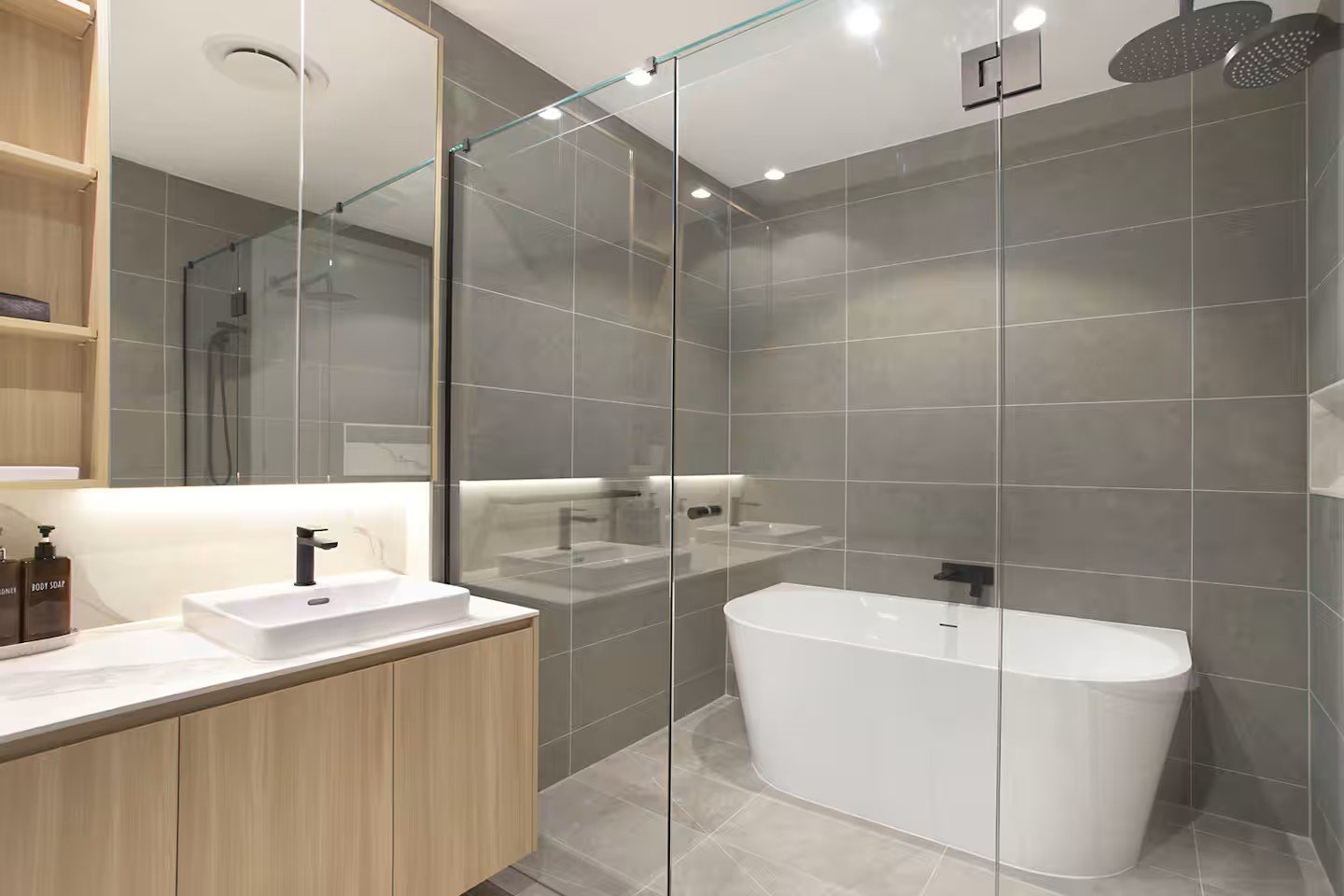 Photo - Evelyn - ensuite with bath.jpg