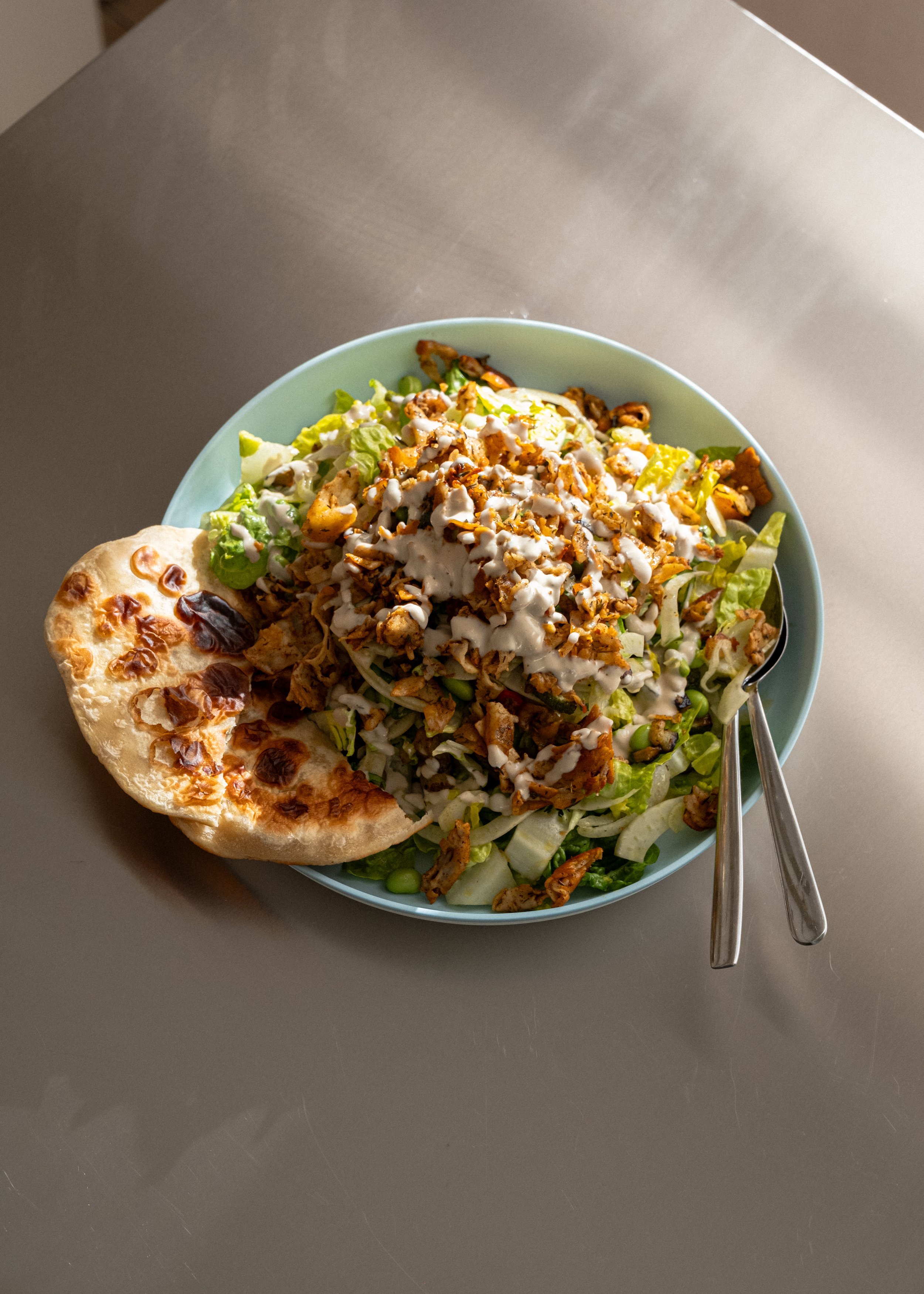 Krydret halloumisalat med tahindressing og fladbrød