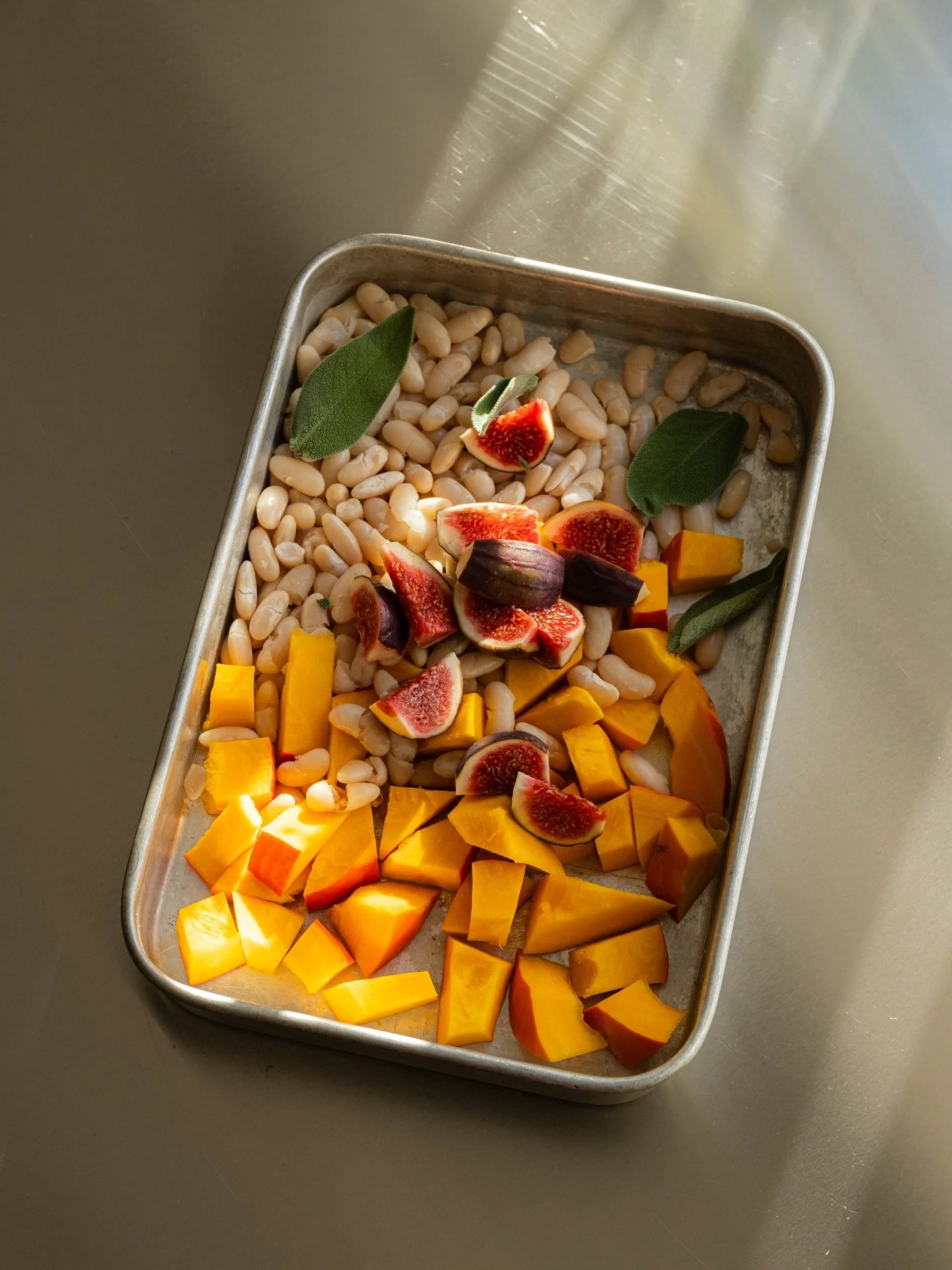 bagt feta med græskar, figner, hvide bønner og salvie 🍁
alt bages med olivenolie, balsamico, honning og timian, karamelliserer let i ovnen og smager så skønt til den salte feta. 
spis den som main med en salat på si